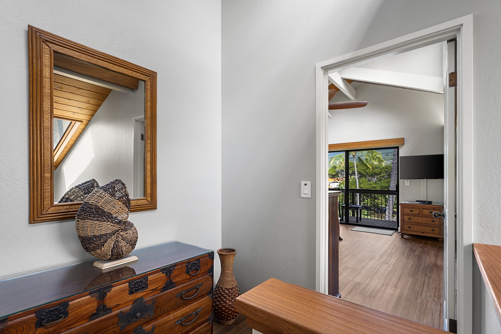 Kailua Kona Vacation Rentals, Kanaloa at Kona 1606 - Landing at the top of the stairs to the Primary loft