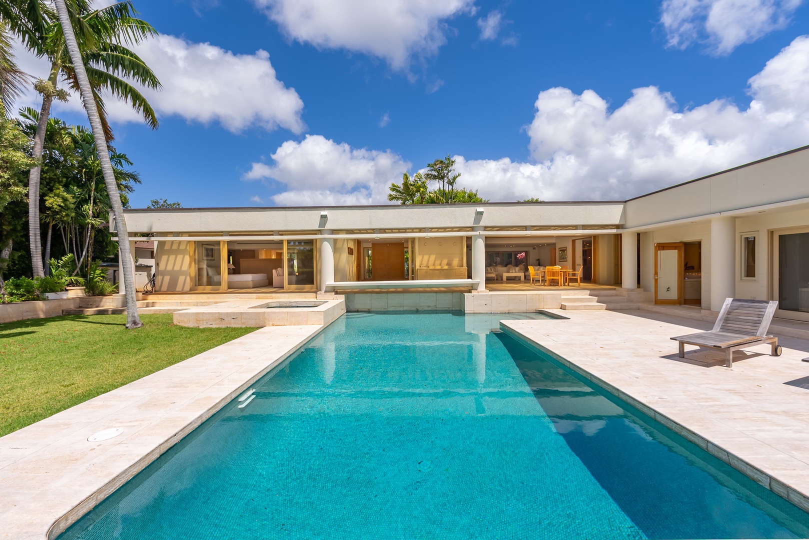 Luxury Golf Course Retreat in Kahala - 1077 Waiholo*