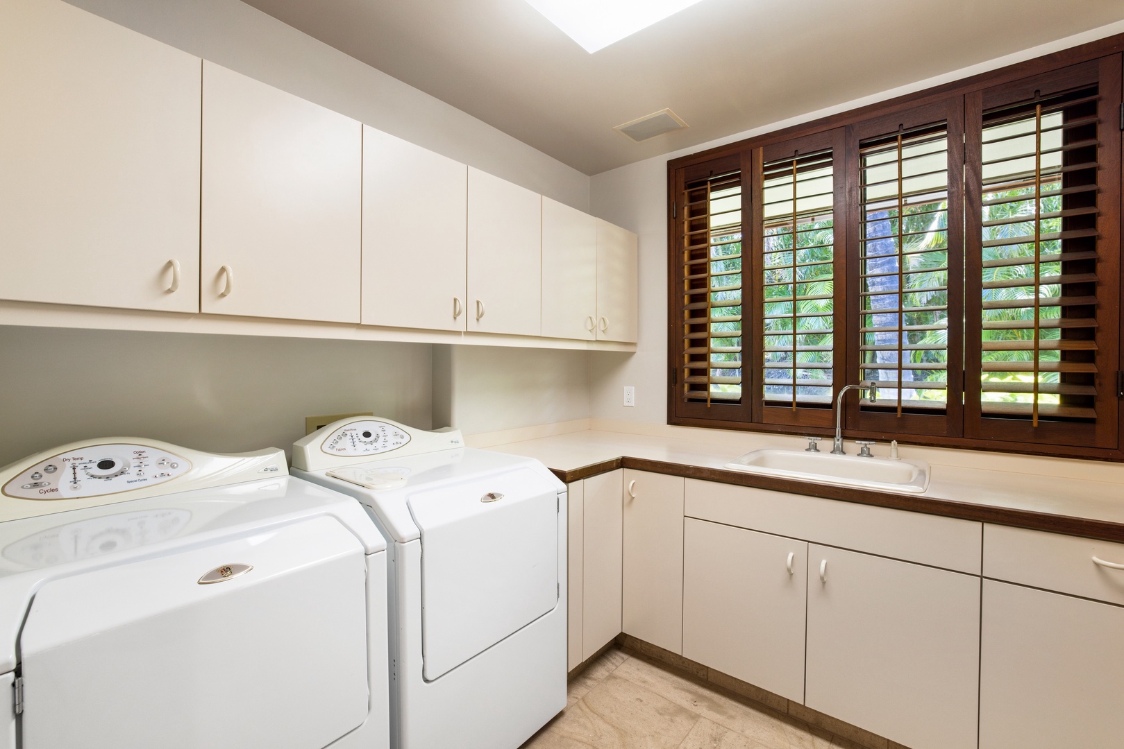 Kamuela Vacation Rentals, Champion Ridge 7 - Dedicated laundry room with full-size washer and dryer, built-in cabinetry, and garden views.