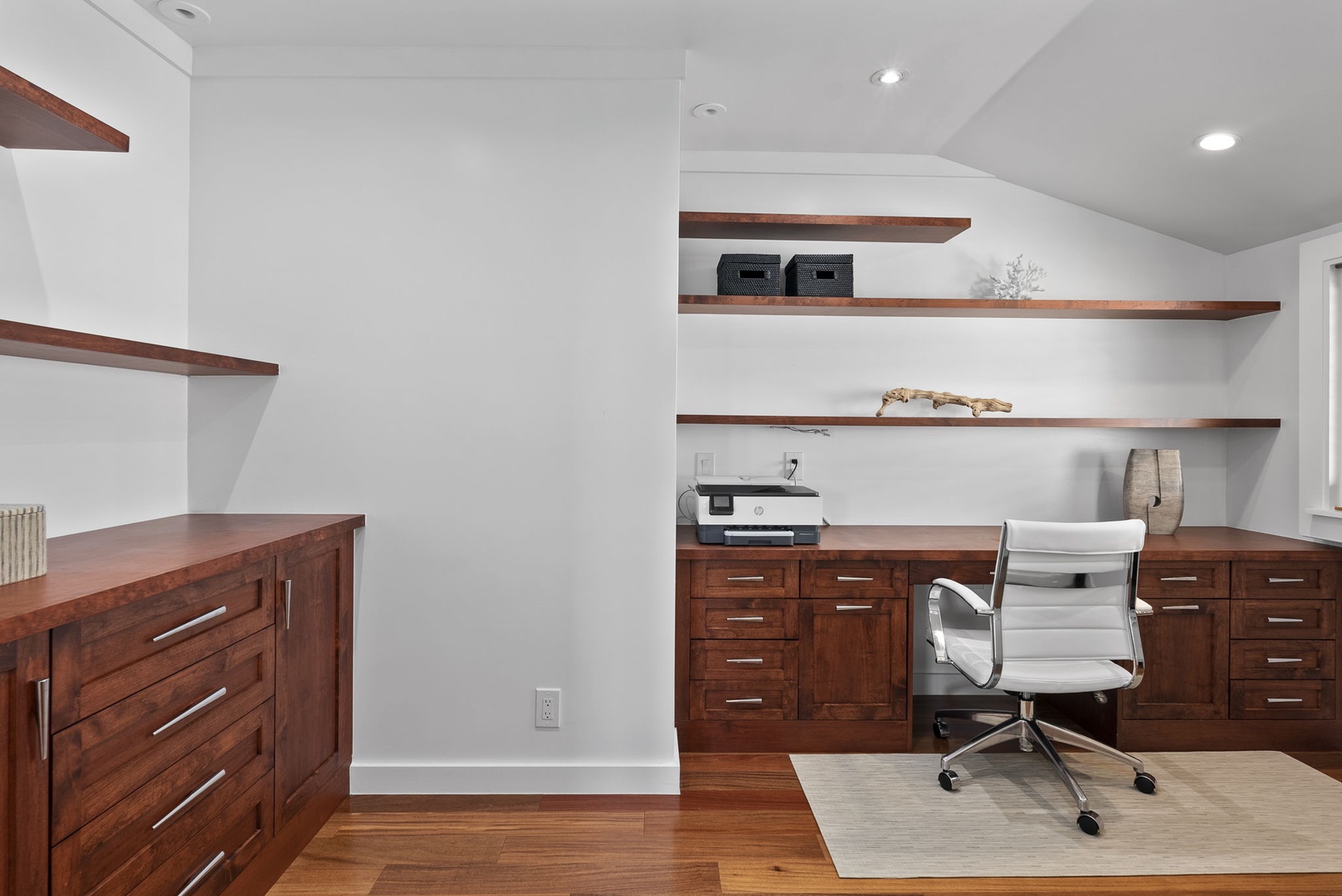 Honolulu Vacation Rentals, Honolulu Lagoonfront Villa - Need to check in? This private office nook lets you work in peace while staying connected to paradise.