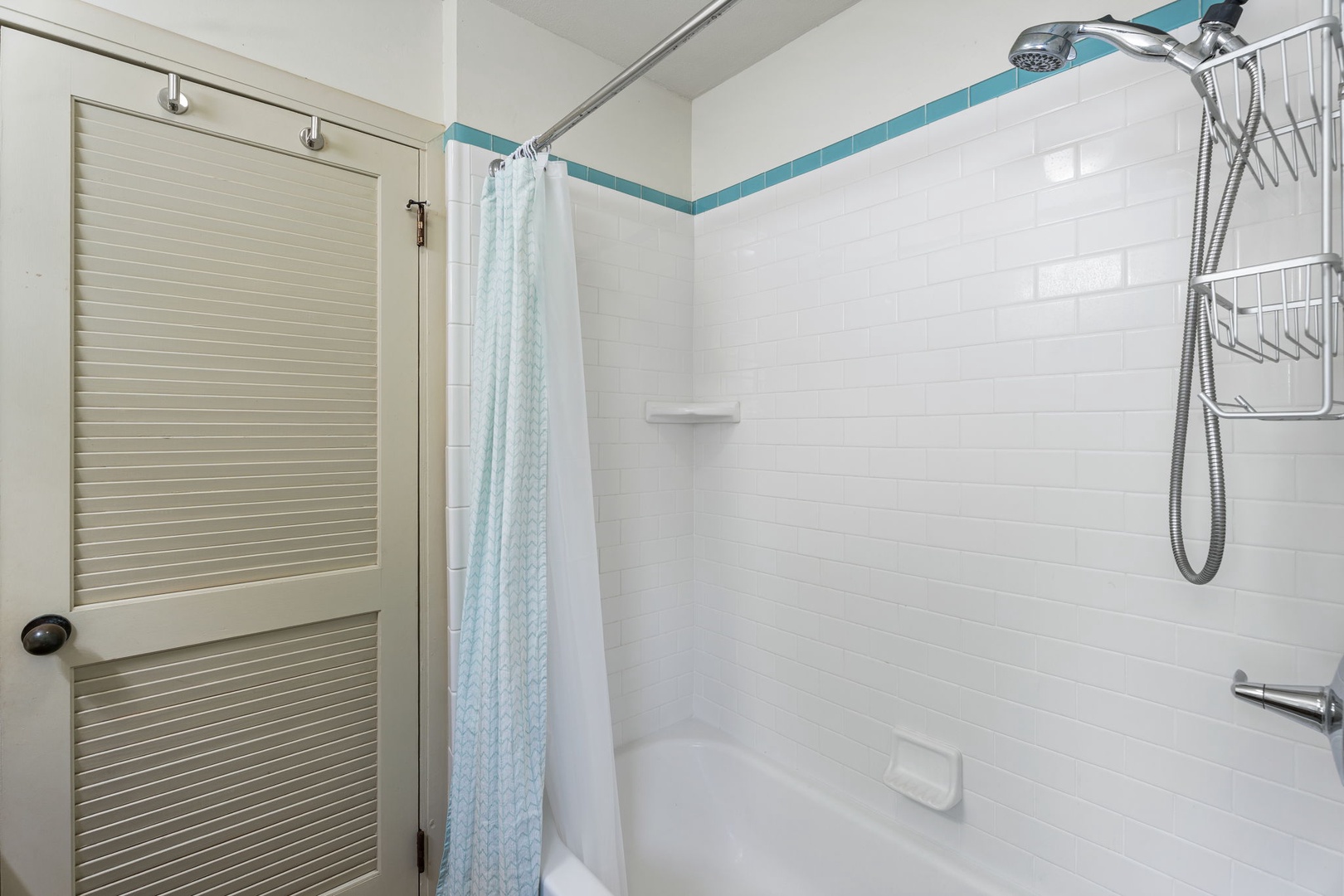Kamuela Vacation Rentals, Island Time Retreat - A shower-tub combo, handy for a full rinse after a day in the sun.