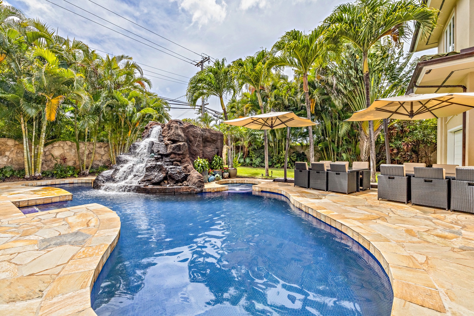 Honolulu Vacation Rentals, La Villa Kahala - Relax and unwind poolside or take a refreshing dip