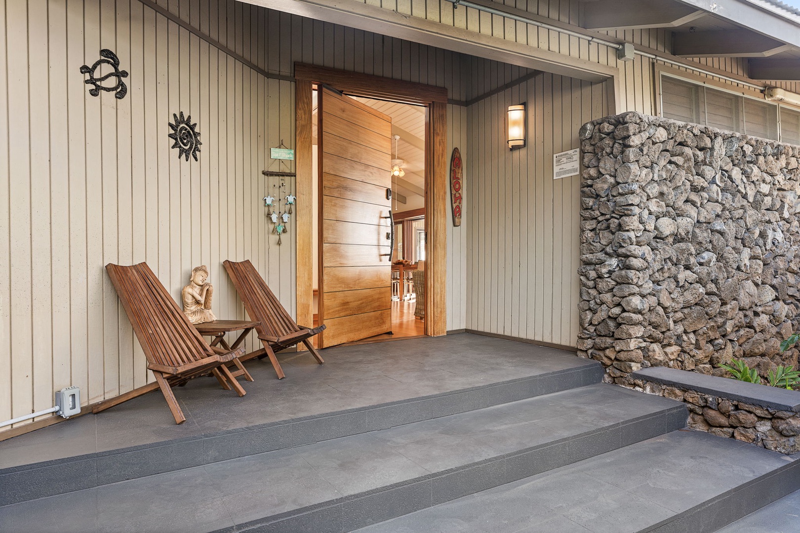 Kamuela Vacation Rentals, Island Time Retreat - A pair of chairs by the entry offers a convenient spot to sit and slip off your shoes.