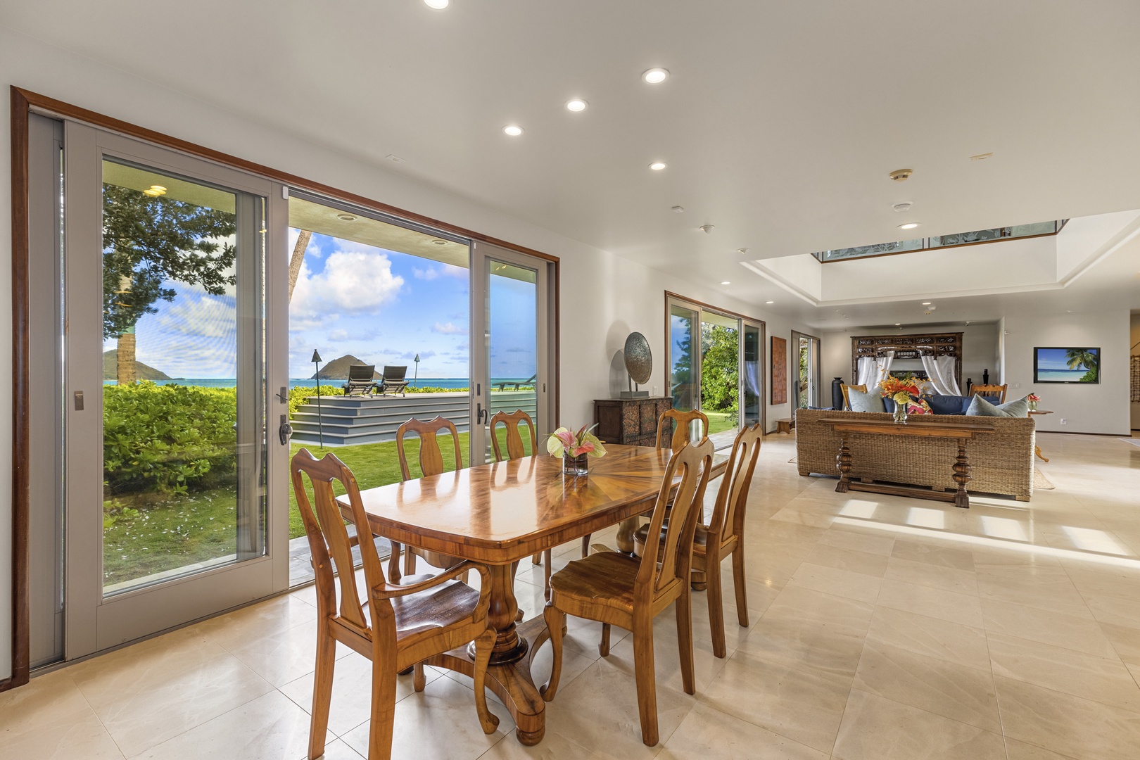 Kailua Vacation Rentals, Mokulua Sunrise - Expansive main-level entertainment area
