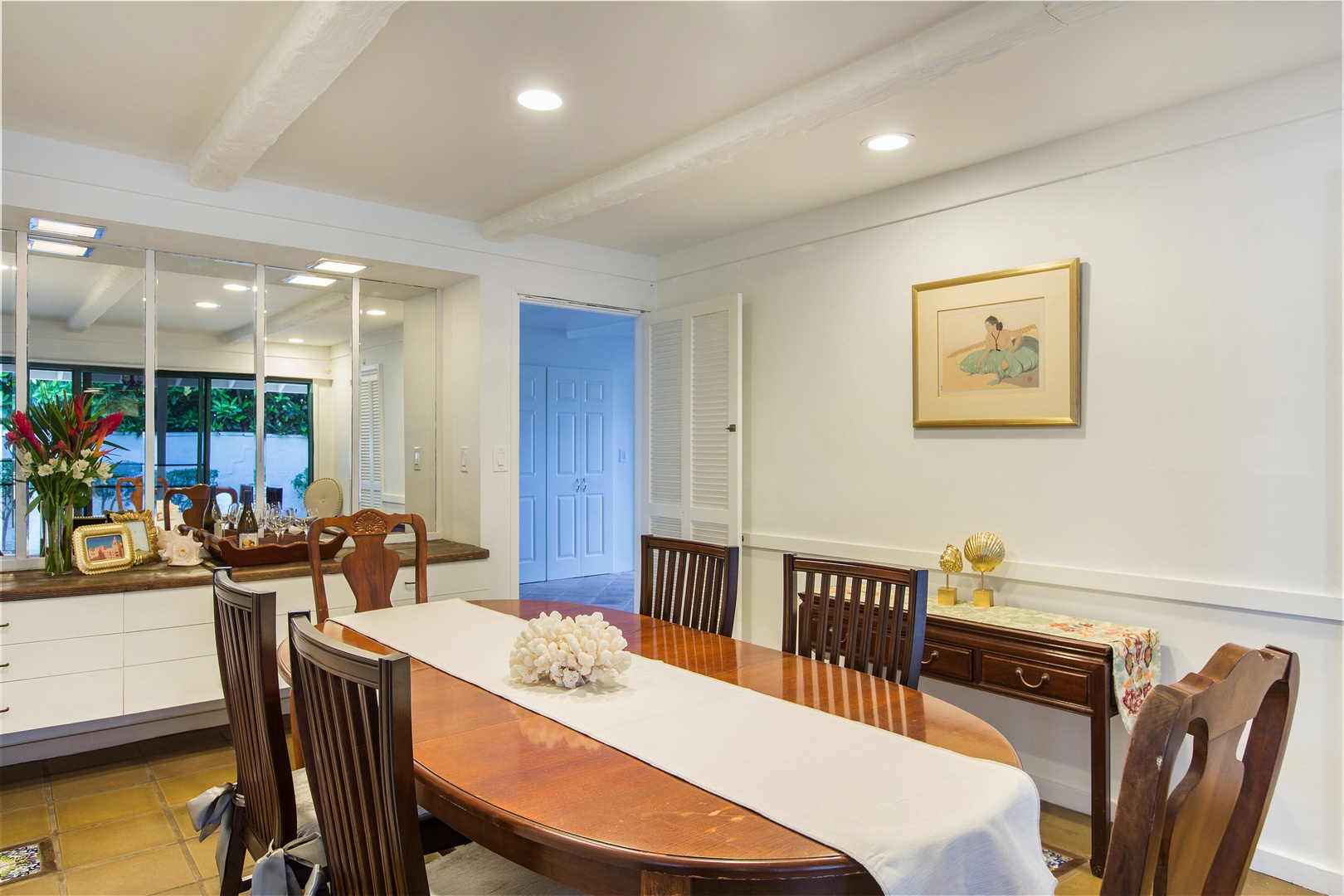 Honolulu Vacation Rentals, Hale Kai - Enjoy dinners in the semi- formal dining room, next to the kitchen and sitting room.