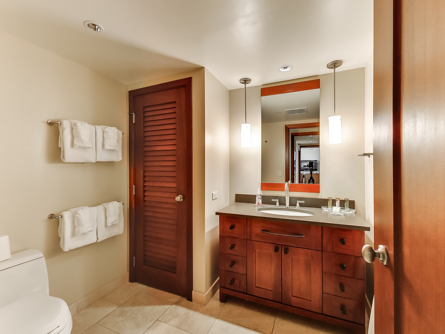 Kapolei Vacation Rentals, Ko Olina Beach Villas B901 - The second guest bathroom is a full bathroom.