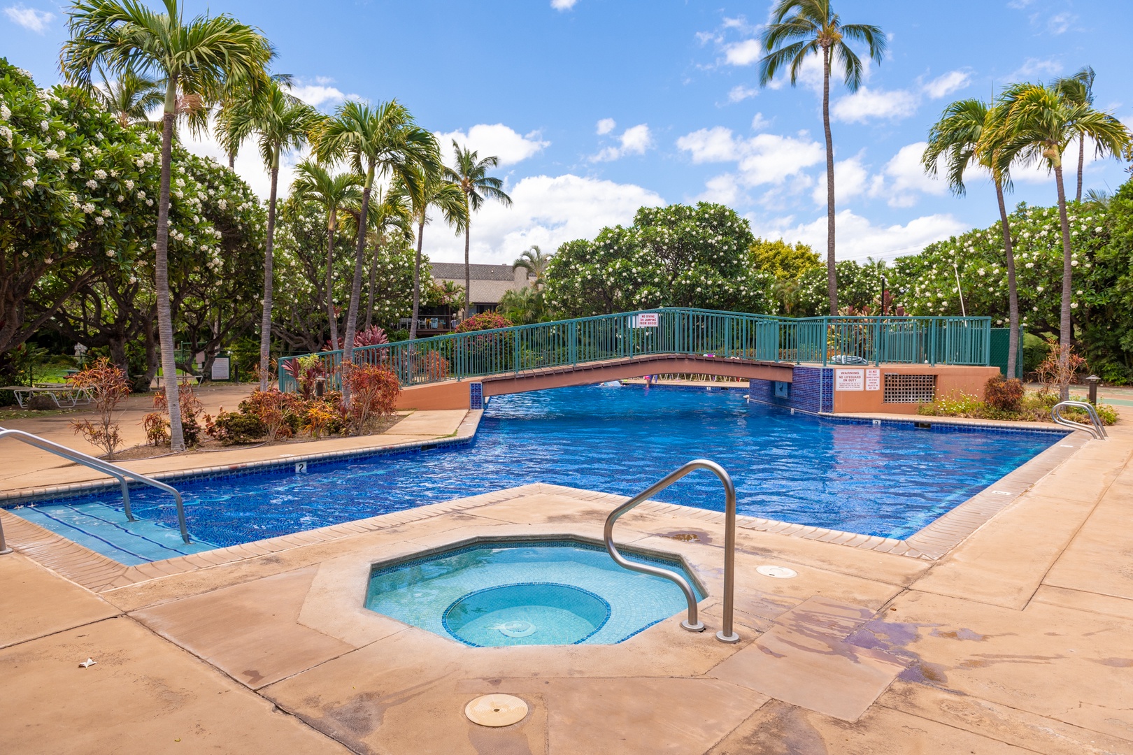 Kihei Vacation Rentals, Koa Resort 1B - Enjoy Koa Resort’s large swimming pool and spa just steps from your unit—perfect for relaxing or playing in the sun.