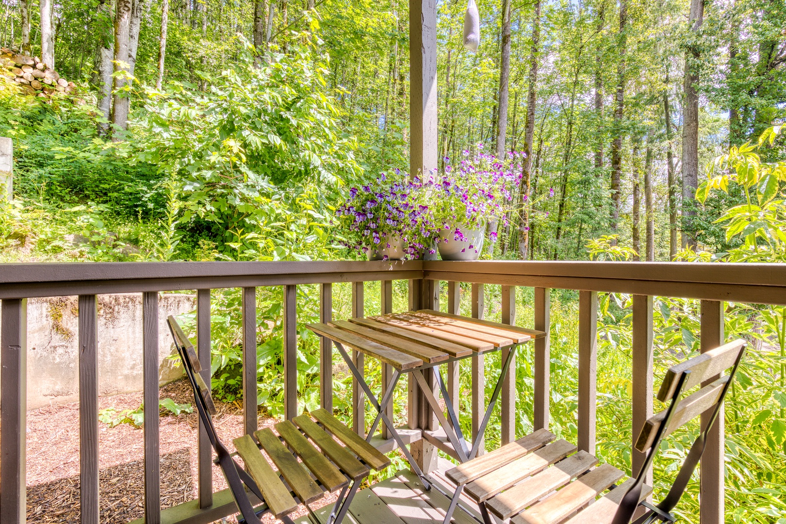 Clackamas Vacation Rentals, Duck Crossing - Sit back, relax, and soak up the beautiful greenery that surrounds