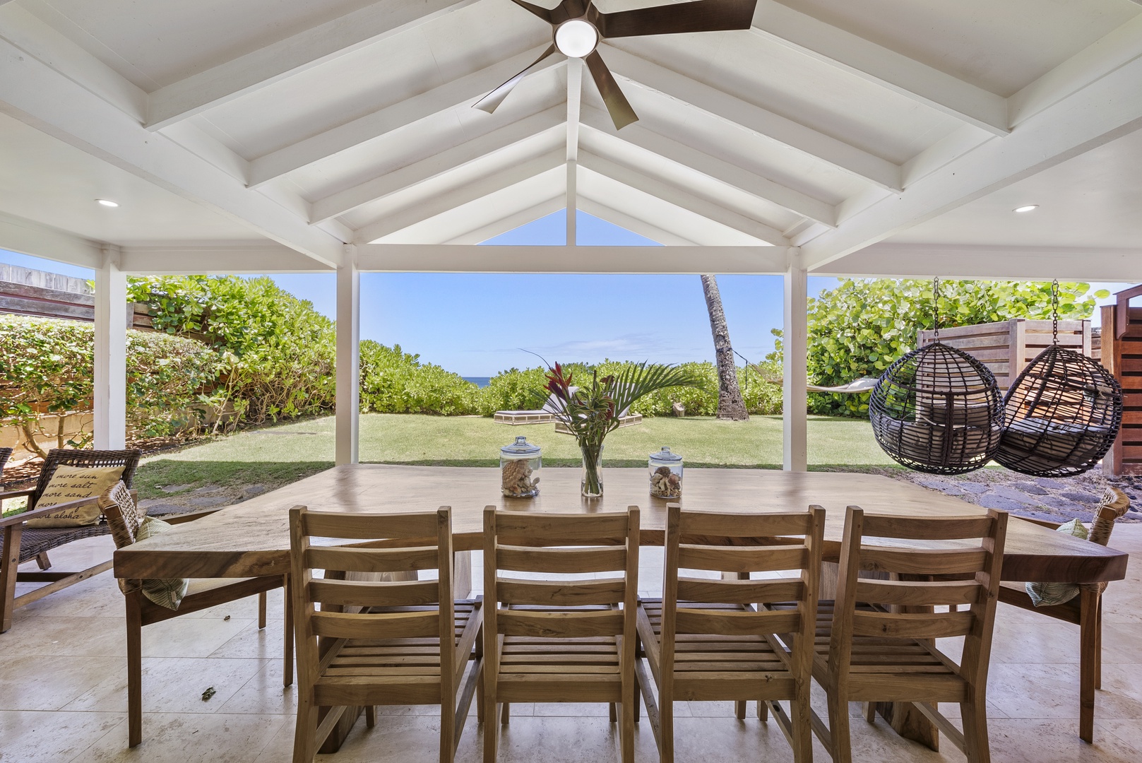 Haleiwa Vacation Rentals, Hale Nalu - Enjoy meals with a view and room for the whole group.