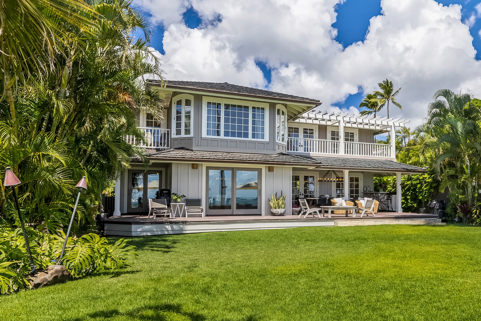 Honolulu Vacation Rentals, Moana Lani - Main House - Head out from the lanai and the whole front lawn is yours, palms on every side.
