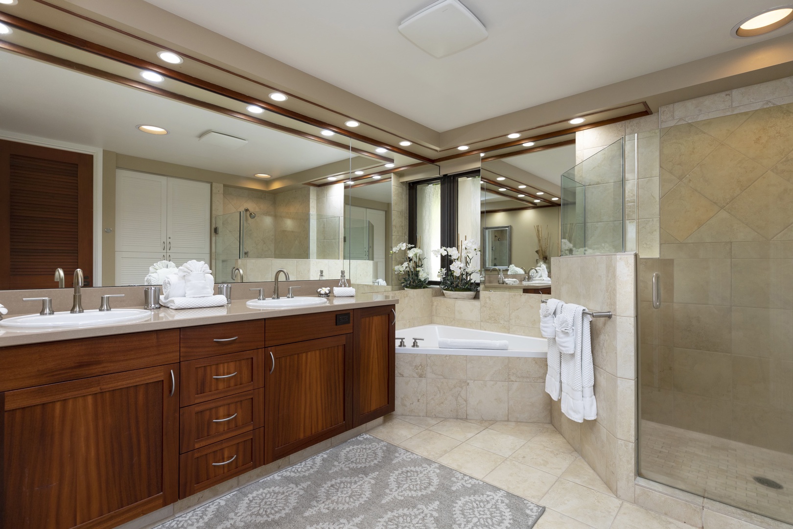 Kamuela Vacation Rentals, Mauna Lani Point E105 - Unwind in the primary suite’s deep soaking tub—perfect for ultimate relaxation.