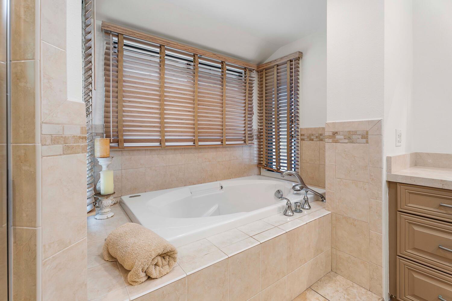 Kailua Kona Vacation Rentals, Kona Dreams - Relax in the spacious tub after a long day of exploring.