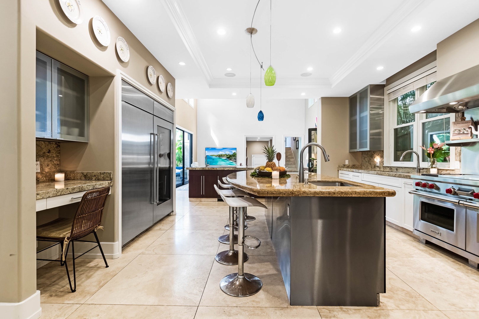 Honolulu Vacation Rentals, Pili Pono - Bright chef’s kitchen with gas range and dual islands.