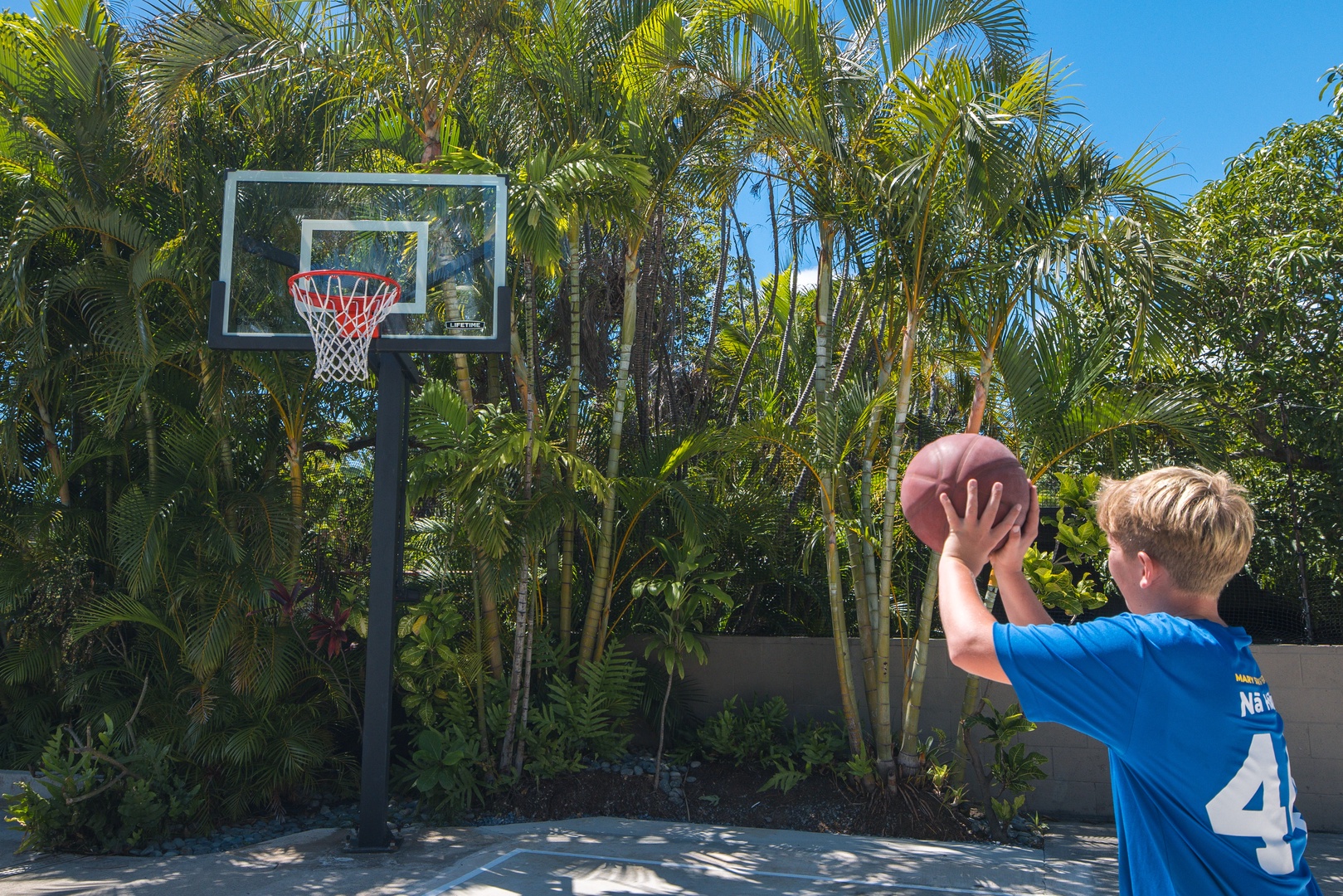 Honolulu Vacation Rentals, Moana Lani - Take your best shot on the shaded court.