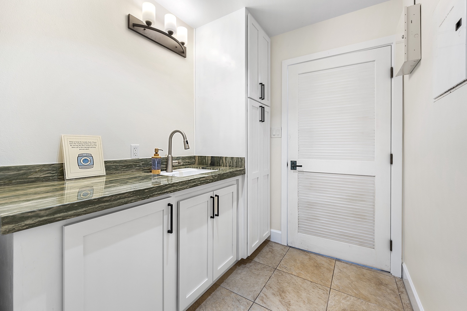 Kailua Kona Vacation Rentals, Hale Pua - Upgraded laundry room