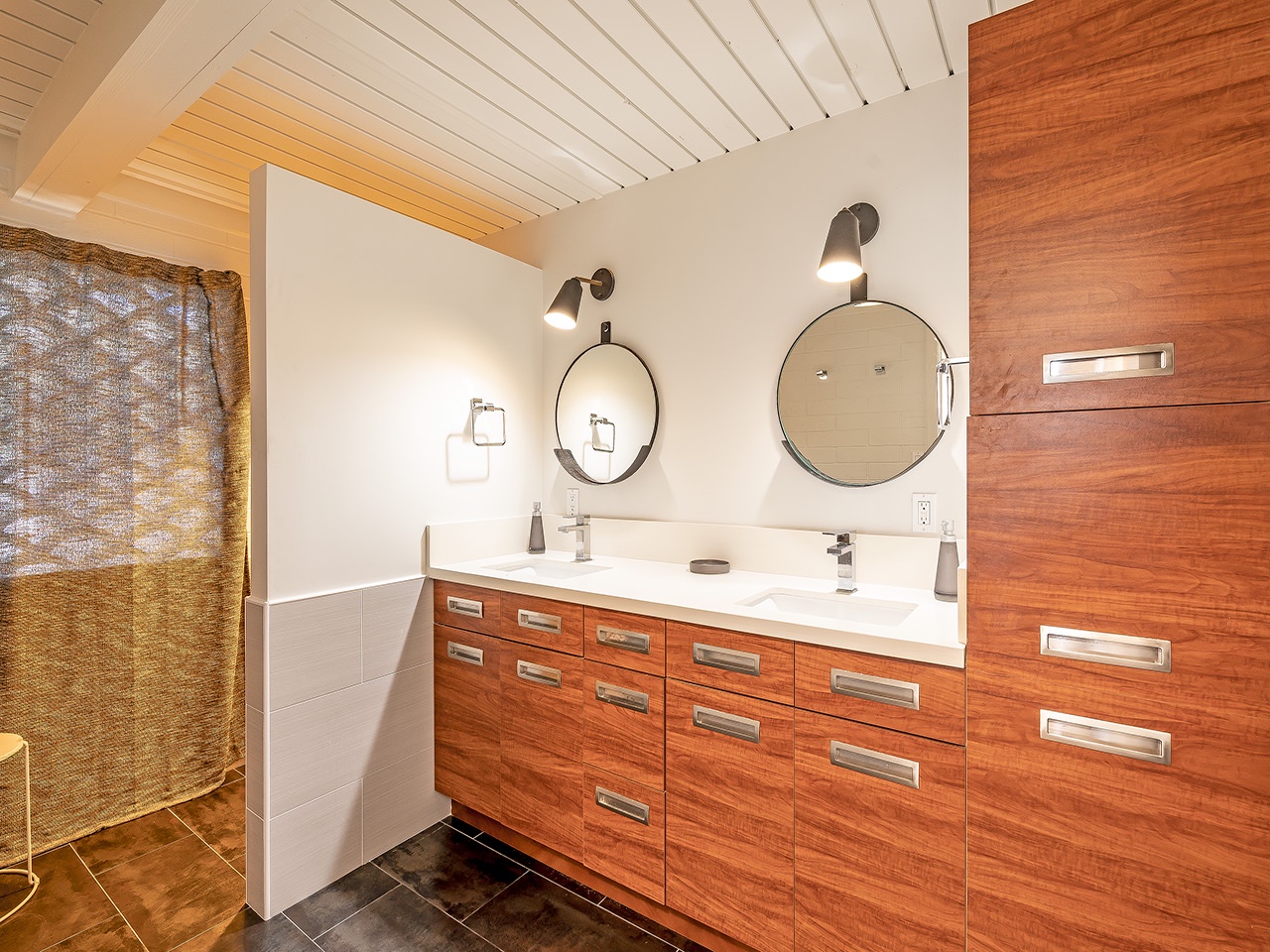 Kailua Vacation Rentals, Hale Kalio - Main floor bathroom