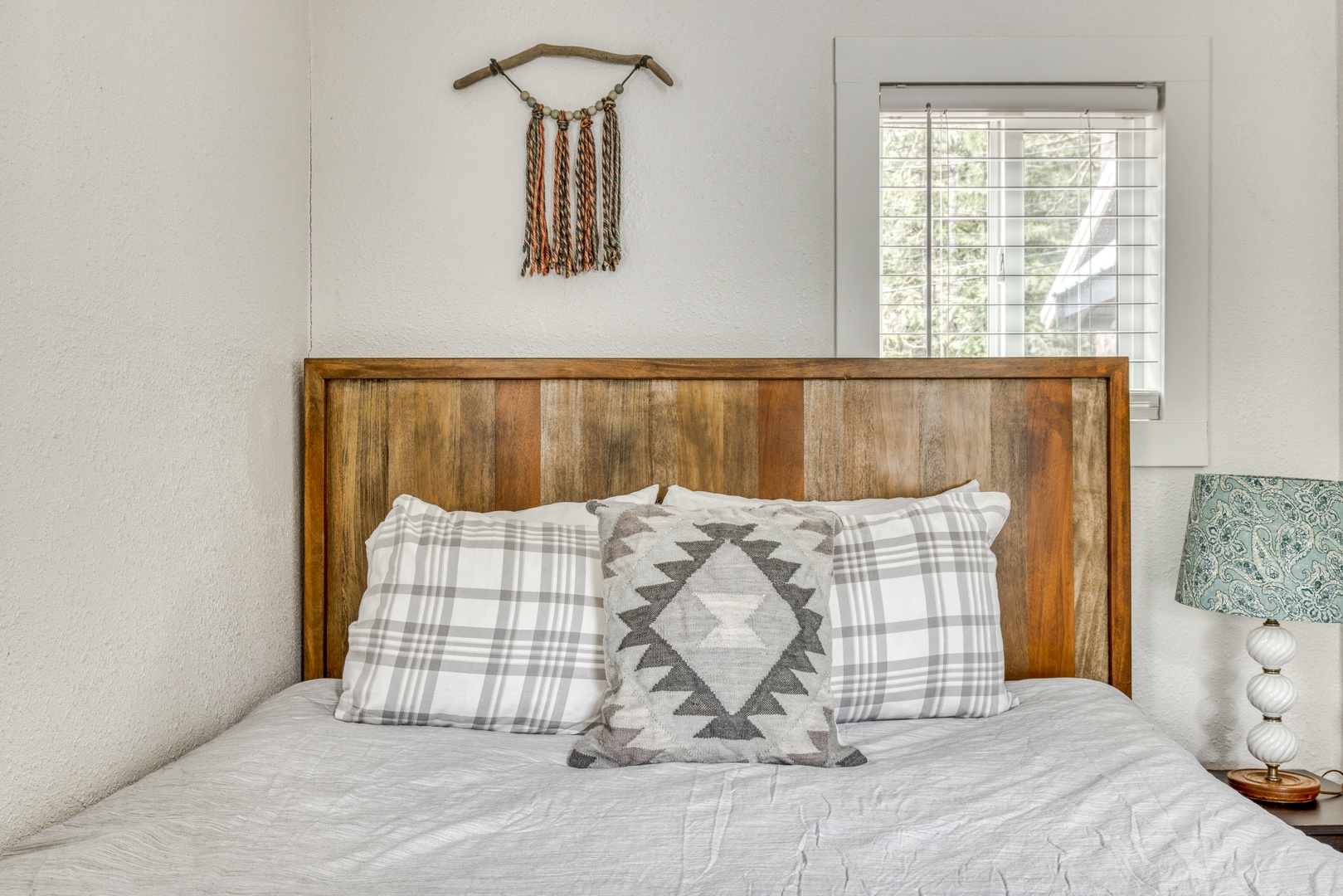 Rhododendron Vacation Rentals, Riverbend Cabin #2 - Lovely decor in queen bedroom