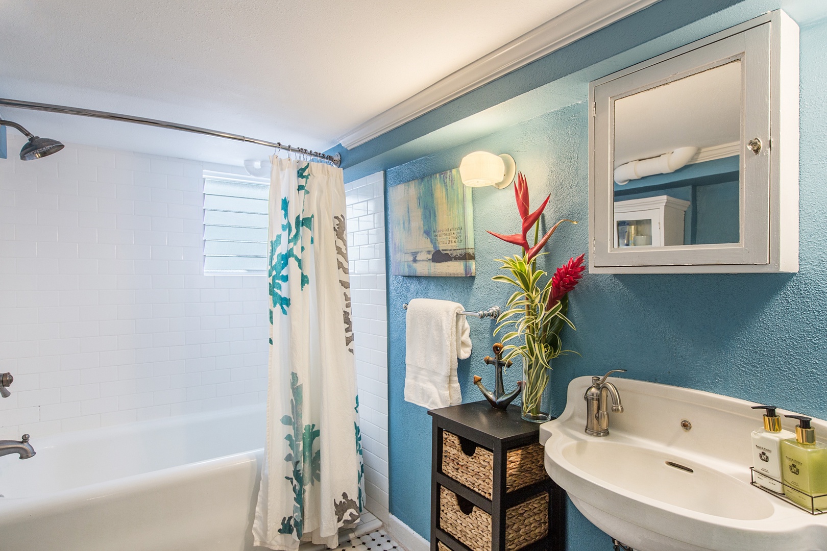 Honolulu Vacation Rentals, Hale Mahie - Lower level shared bath.