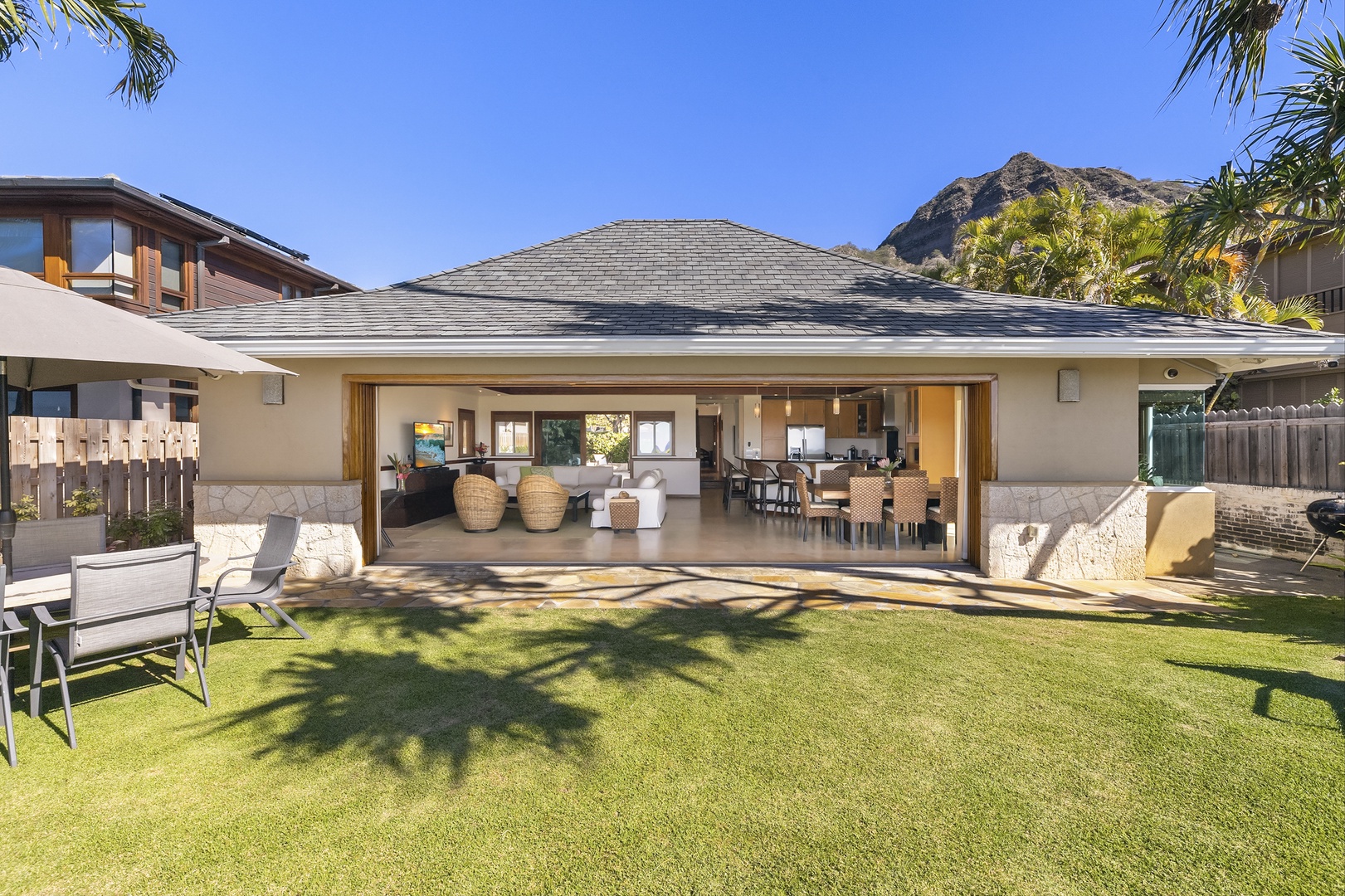 Honolulu Vacation Rentals, Hale Makai at Diamond Head - Lush front yard with Diamond Head views and shaded dining area—seamlessly blending indoor and outdoor living.