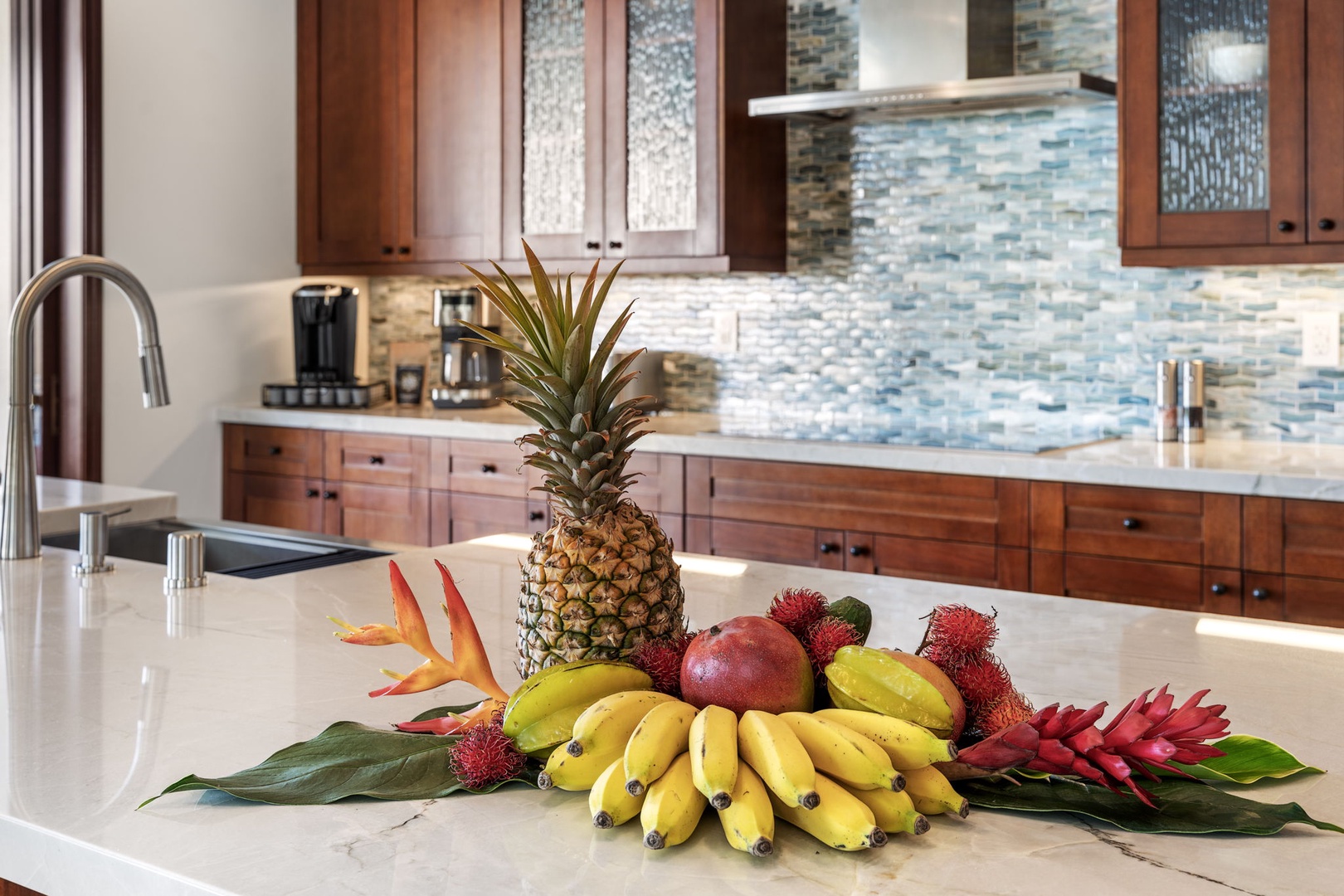 Kailua Kona Vacation Rentals, Holua Moana Hale - Tropical touches in this inviting kitchen.