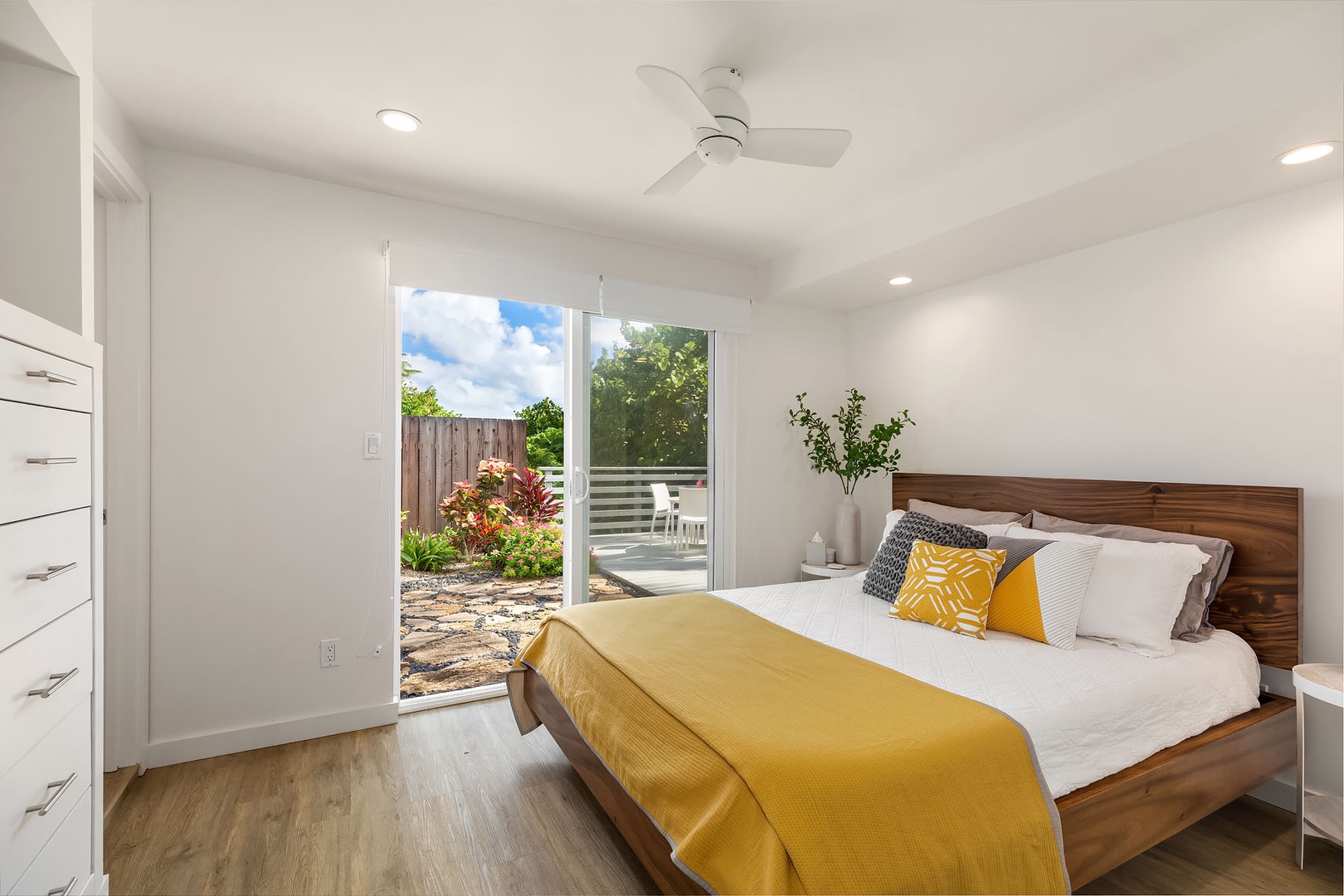 Kailua Vacation Rentals, Lanikai Oceanside 5 Bedroom - Guest House Bedroom