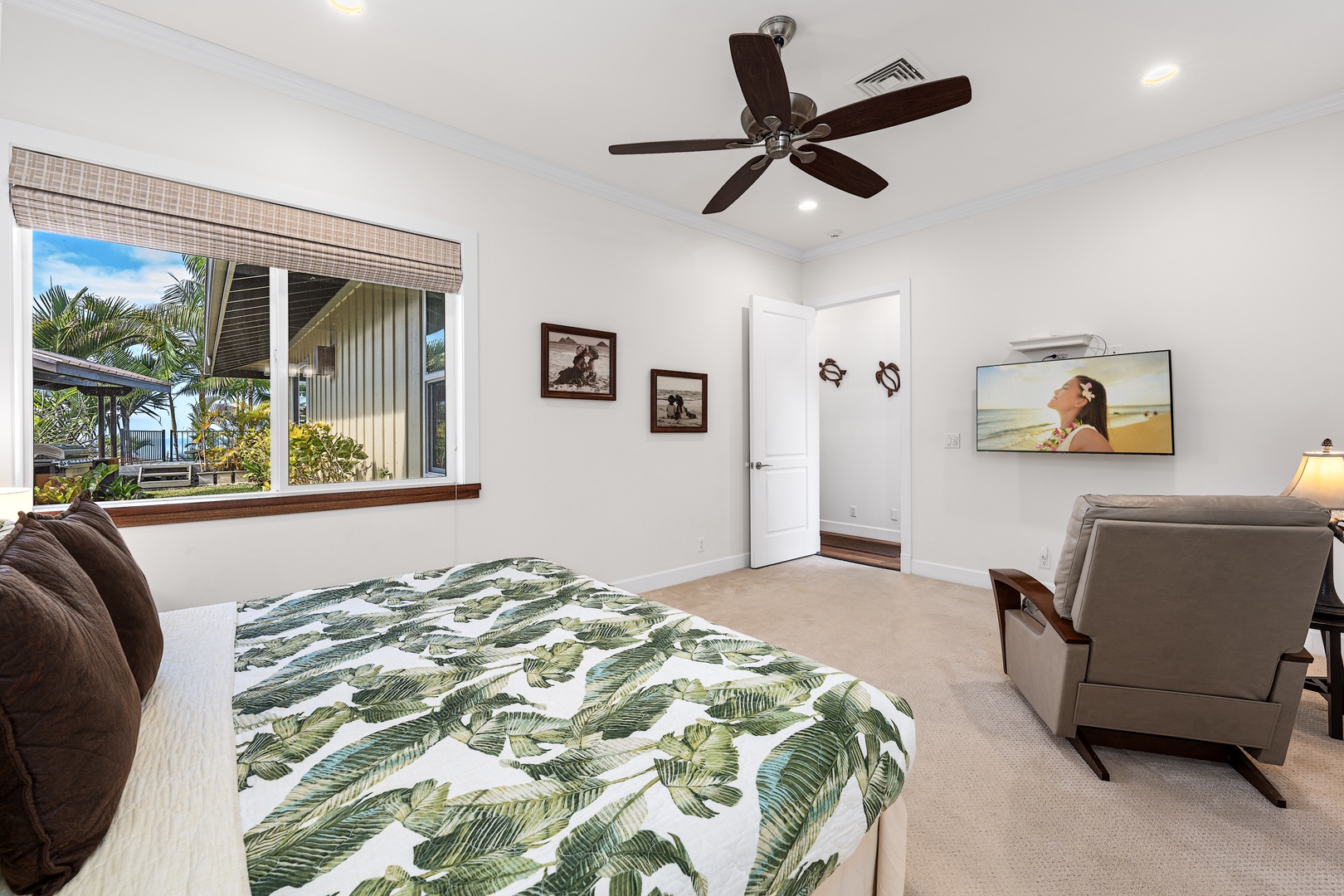 Kailua Kona Vacation Rentals, Ohana le'ale'a - This bedroom features a king bed, and a large en suite with a walk-in shower, and is located nearby the detached game room.