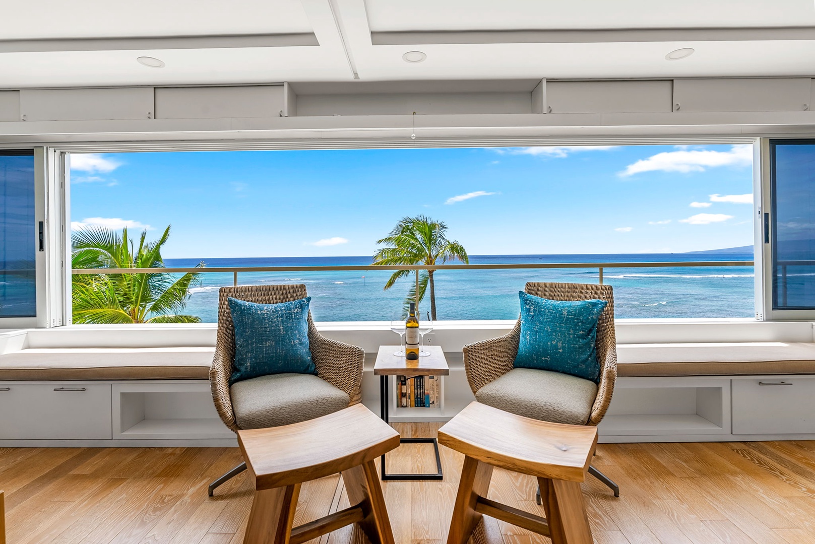 Honolulu Vacation Rentals, Colony Surf Luxe - The perfect place for enjoying a beer or glass of wine as the sun sets over the ocean.