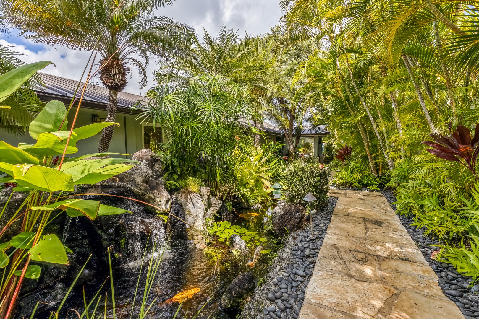 Honolulu Vacation Rentals, Hale Ola - You'll be surrounded by lush tropical landscaping