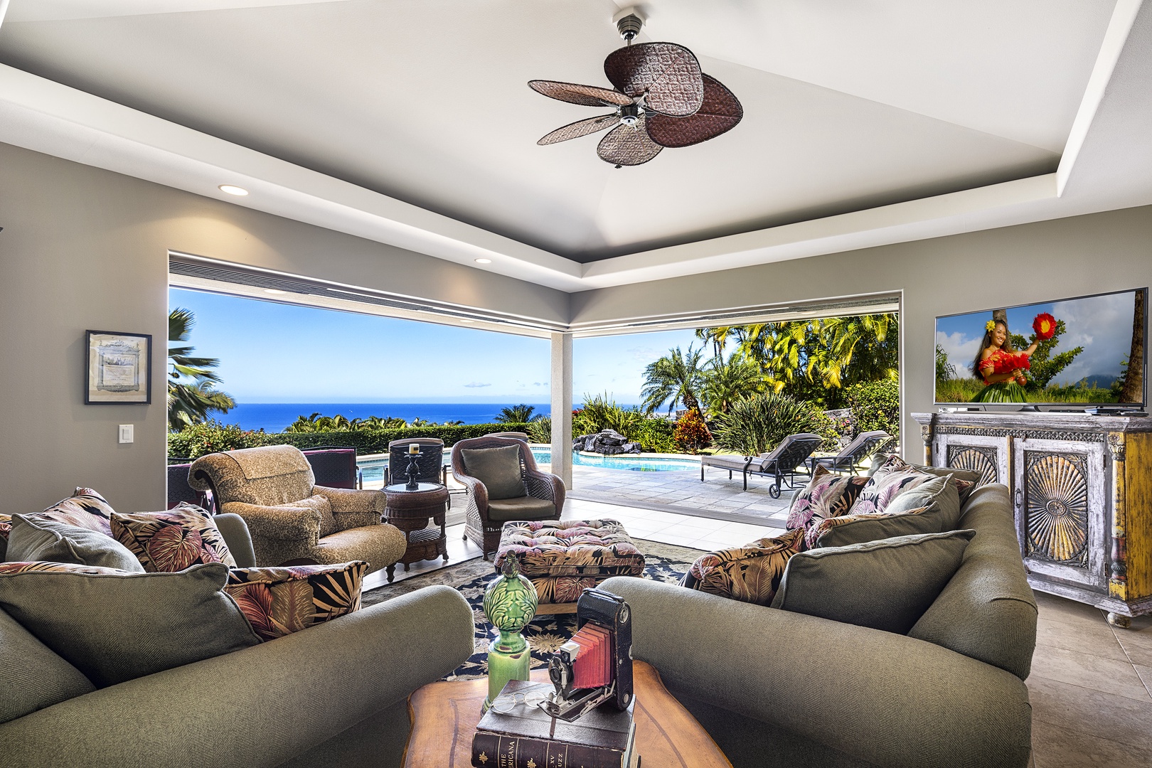 Kailua Kona Vacation Rentals, Hale Aikane - Large pocket doors bring the outside in with this Tropical design!