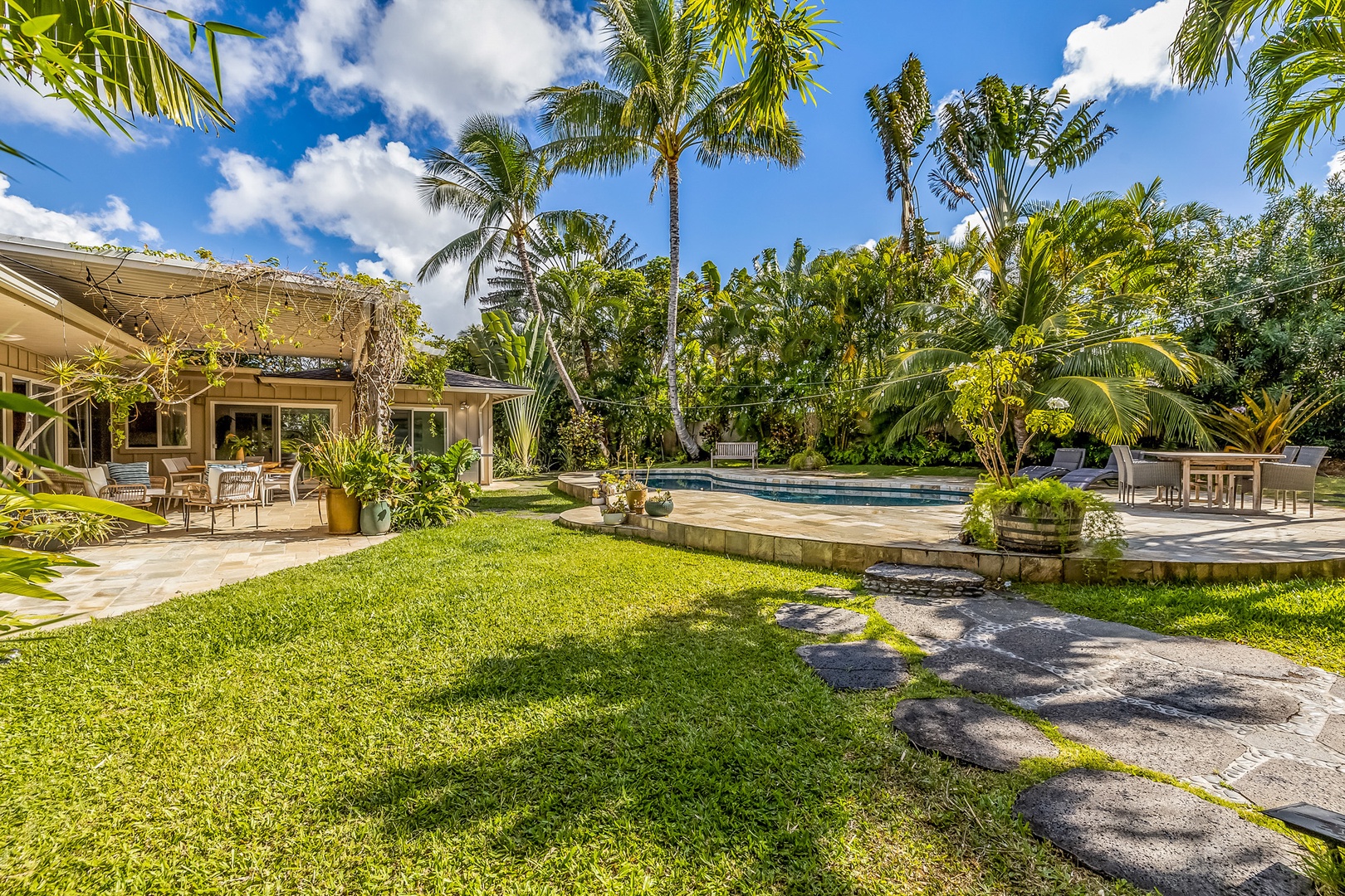 Honolulu Vacation Rentals, Hale Ho'omaha - Enjoy the beautifully manicured lawn and tall palm trees