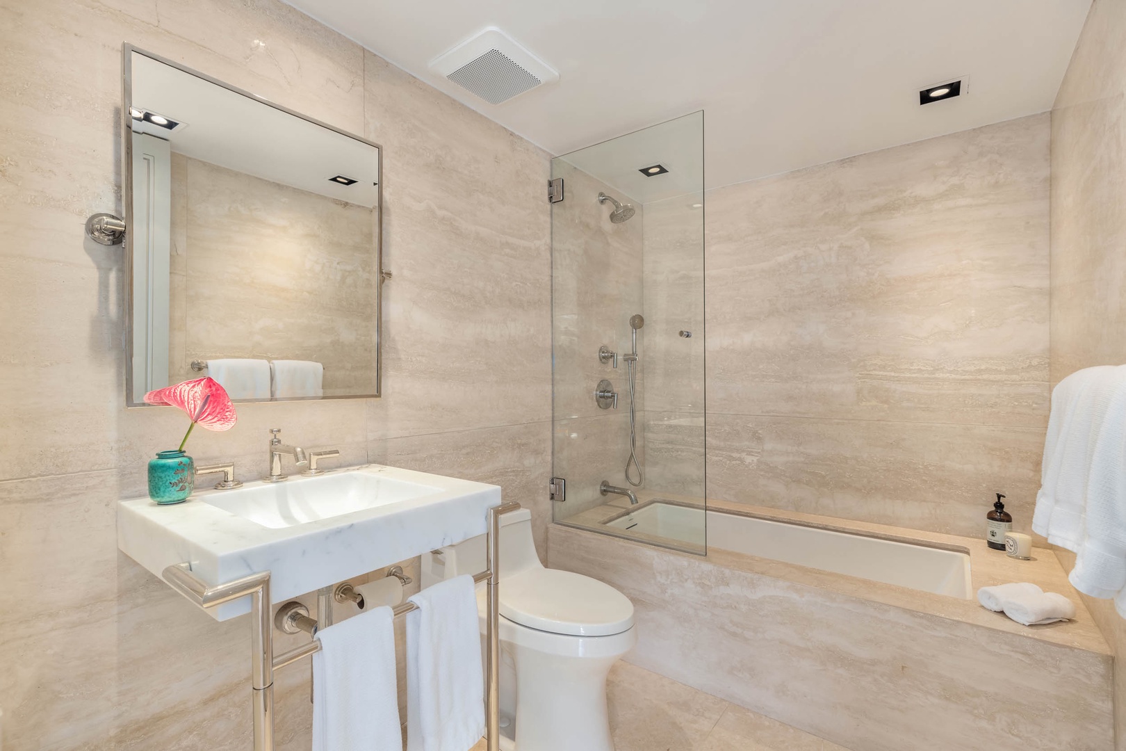 Honolulu Vacation Rentals, Sky Ridge House - Revel in a soothing ambiance created by the neutral tones of the primary ensuite, complemented by a clear glass shower/tub-combo enclosure and a pristine white vanity.