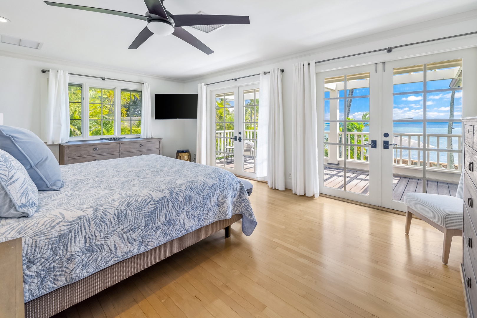 Honolulu Vacation Rentals, Moana Lani - Main House - Open any of the French doors in this primary suite and the ocean is right there.