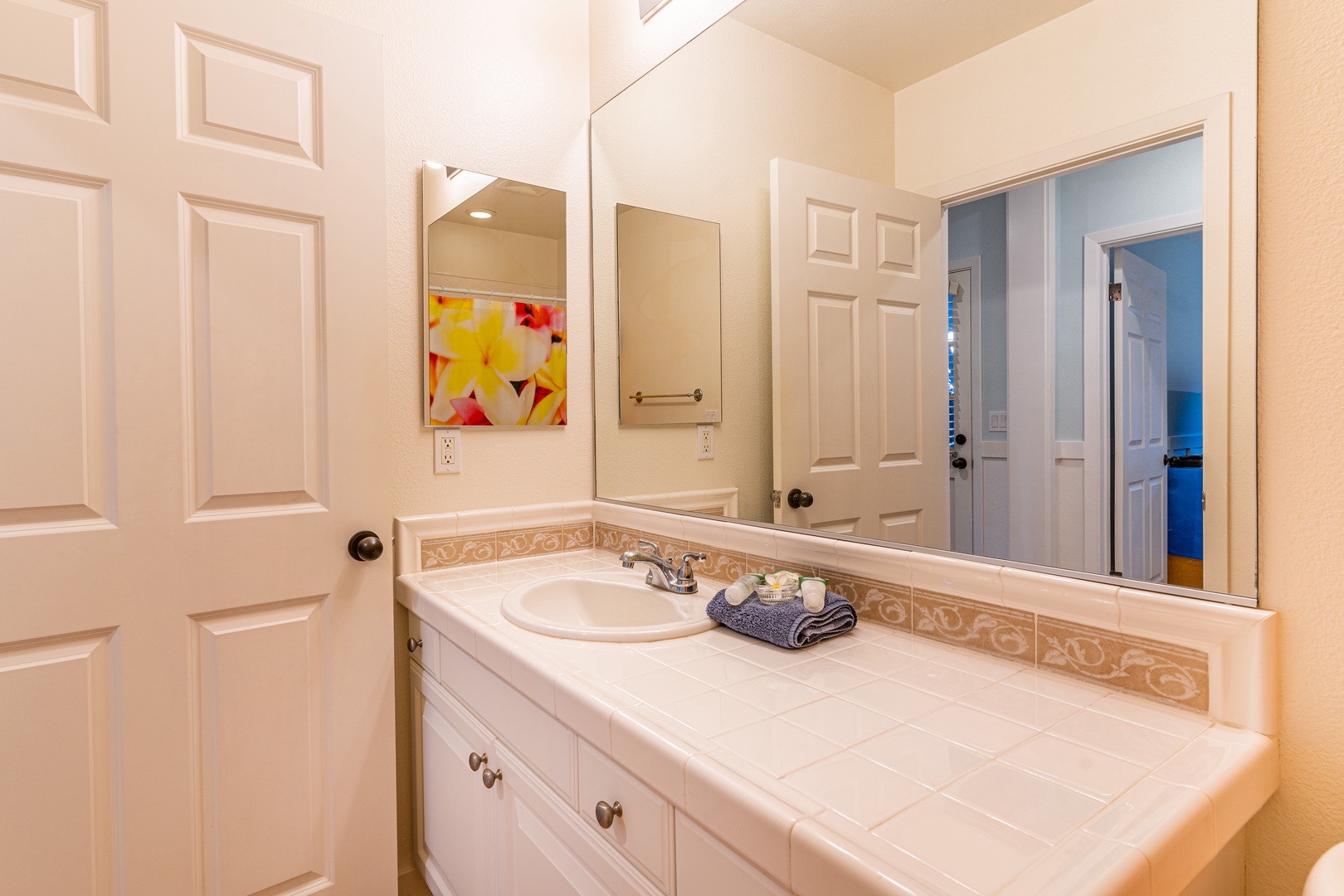 Kapolei Vacation Rentals, Coconut Plantation 1110-3 - The second guest bathroom.