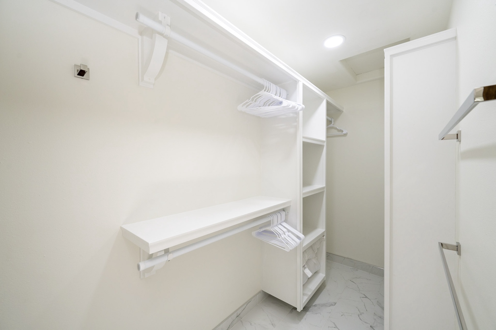 Kailua Kona Vacation Rentals, Ho'okipa Hale - Guest suite includes a spacious walk-in closet—perfect for extended stays or unpack-and-relax living.