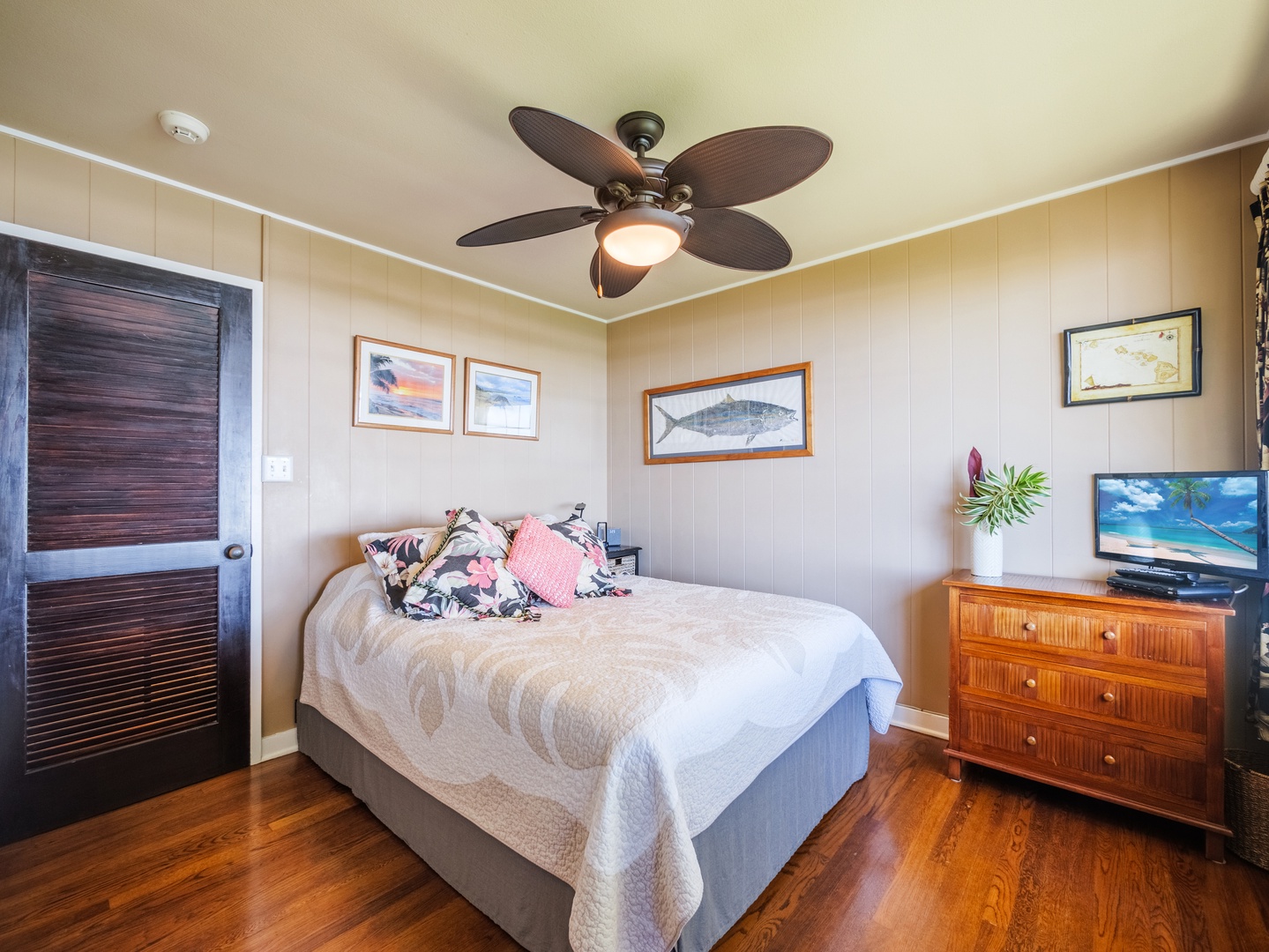 Haleiwa Vacation Rentals, Sunset Point Hawaiian Beachfront** - The third bedroom with a cozy double bed.