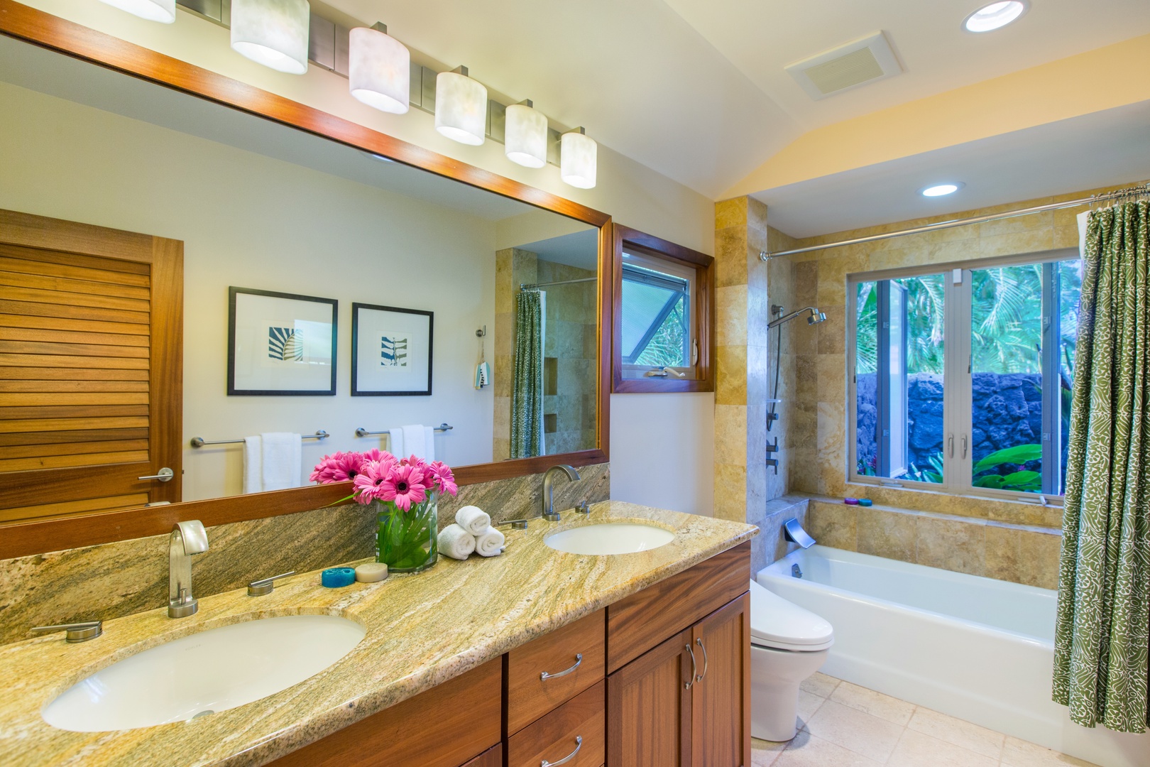 Honolulu Vacation Rentals, Kahala Mini Resort* - Guest house bathroom one