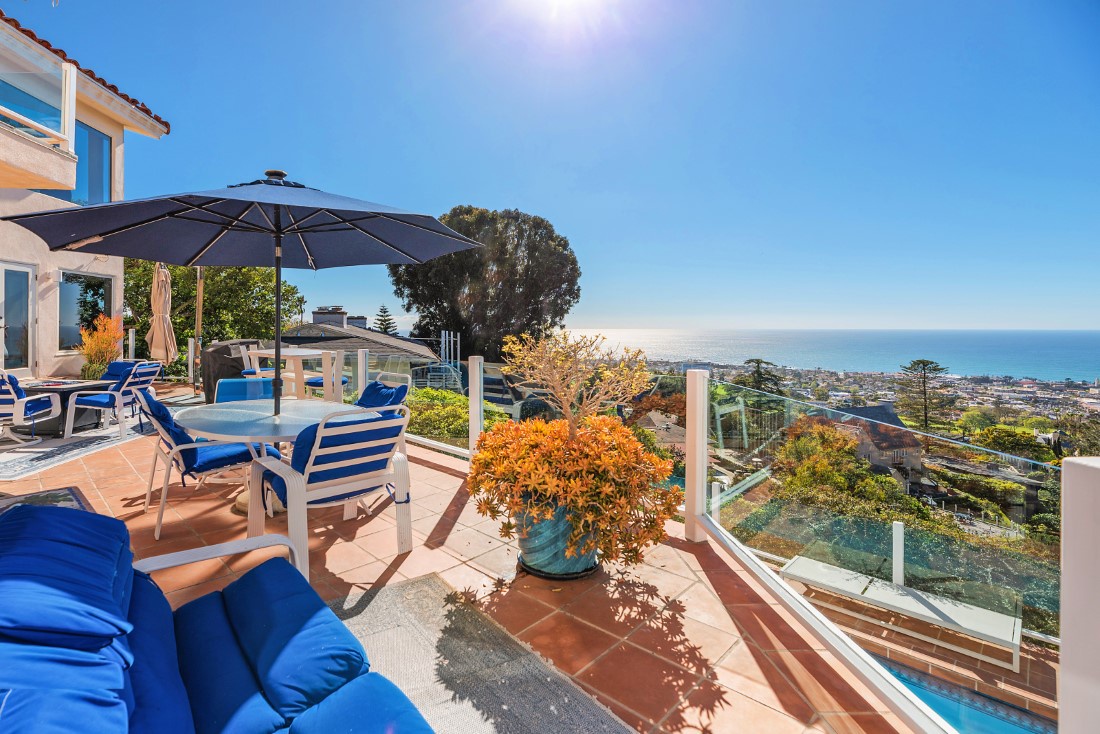 La Jolla Vacation Rentals, Sunset Villa I - Outdoor grilling and entertaining is a must on a hot summer night