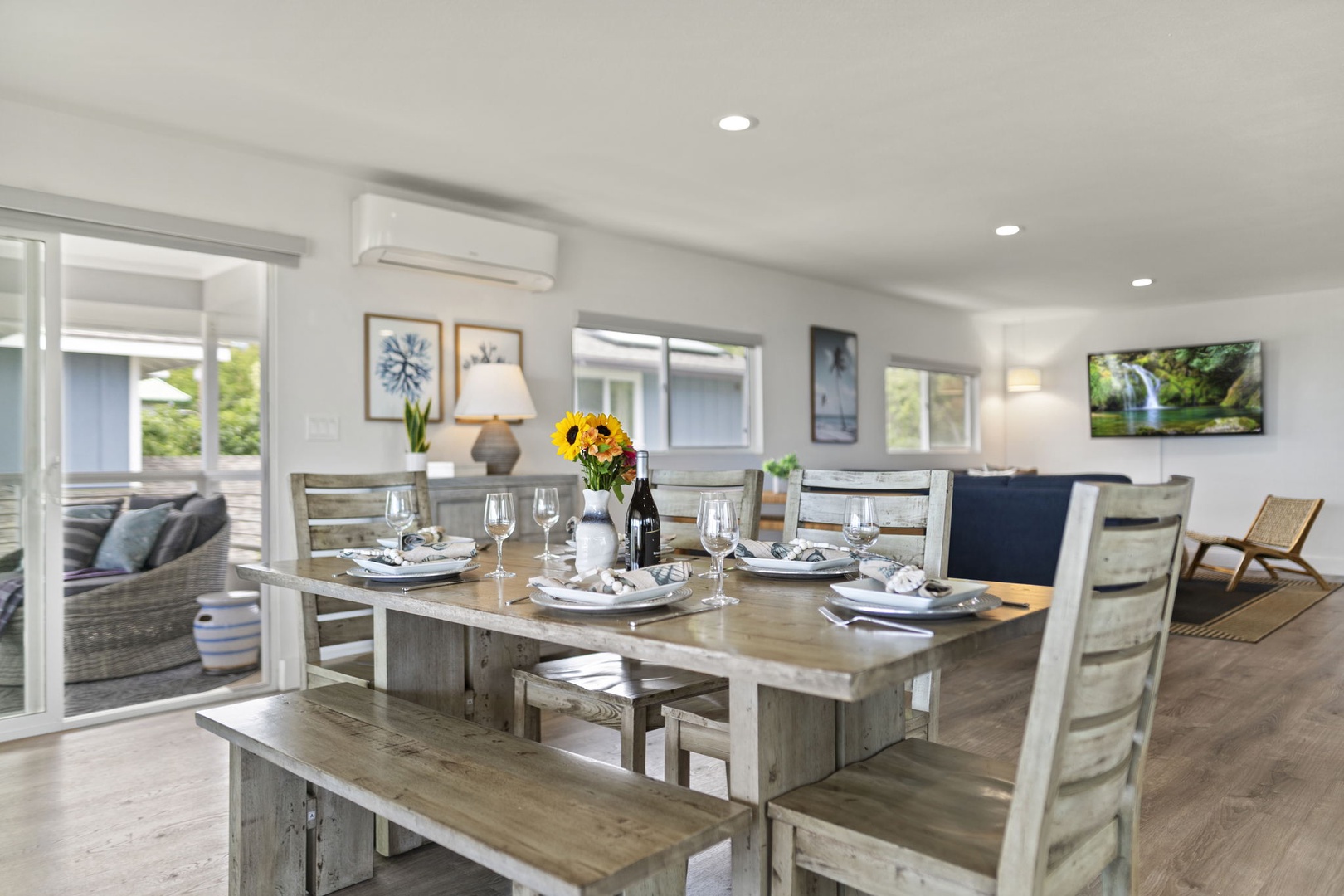 Haleiwa Vacation Rentals, Hale Nalu - The dining table offers seating for 6