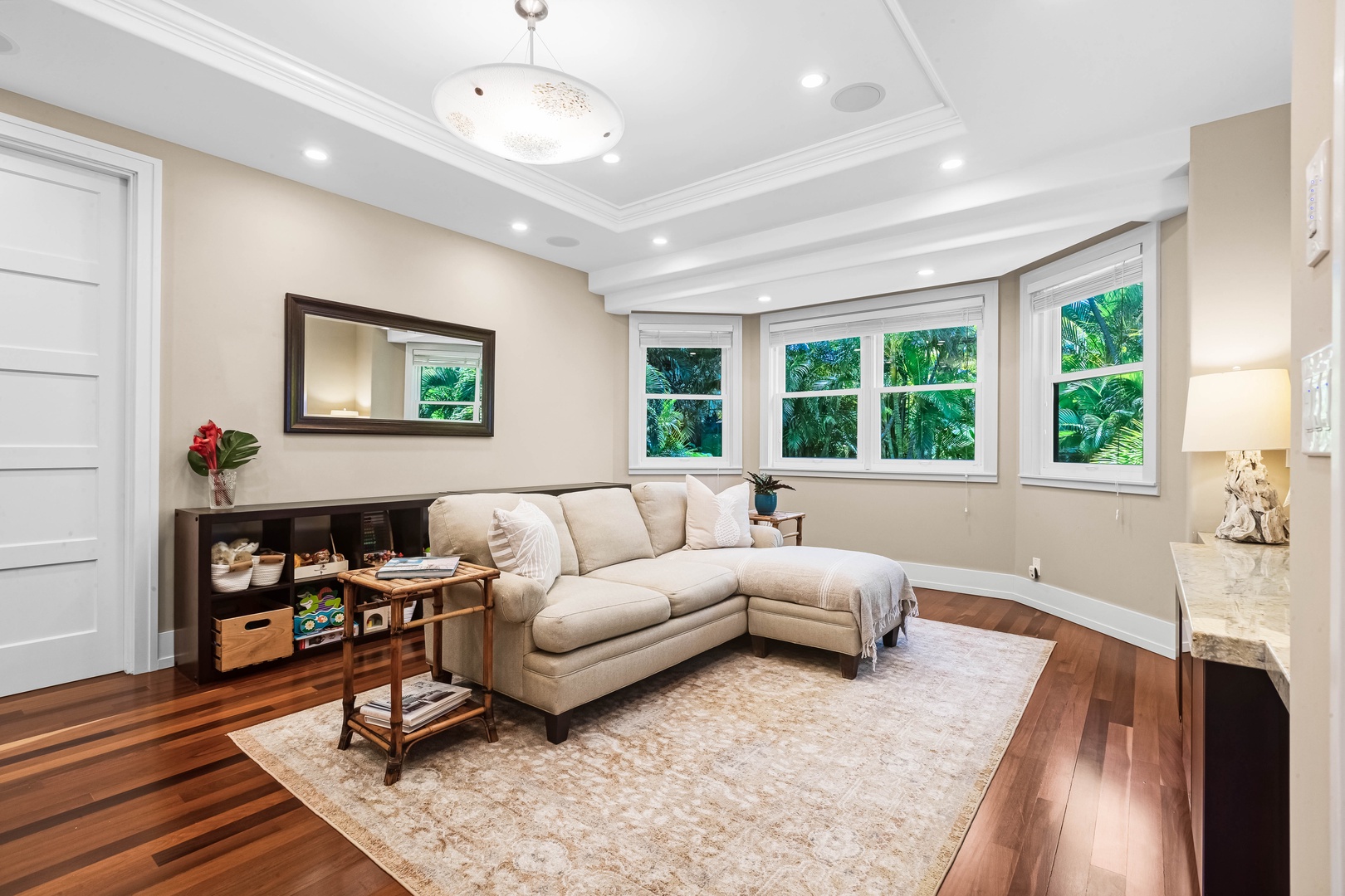 Honolulu Vacation Rentals, Pili Pono - Cozy upstairs media lounge area with natural light and neutral tones.