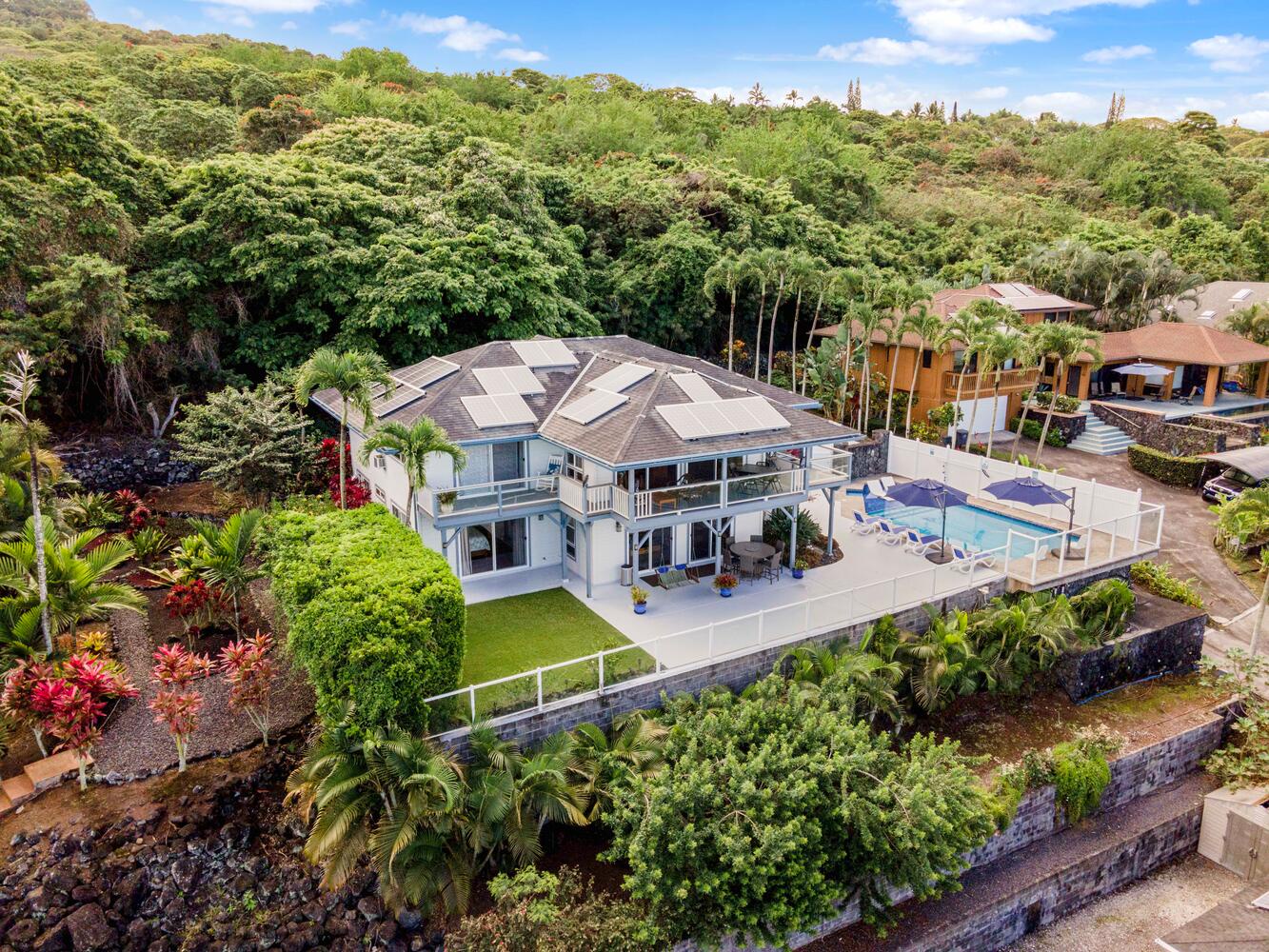 Kailua Kona Vacation Rentals, Honu O Kai (Turtle of the Sea) - Surrounded by lush foliage