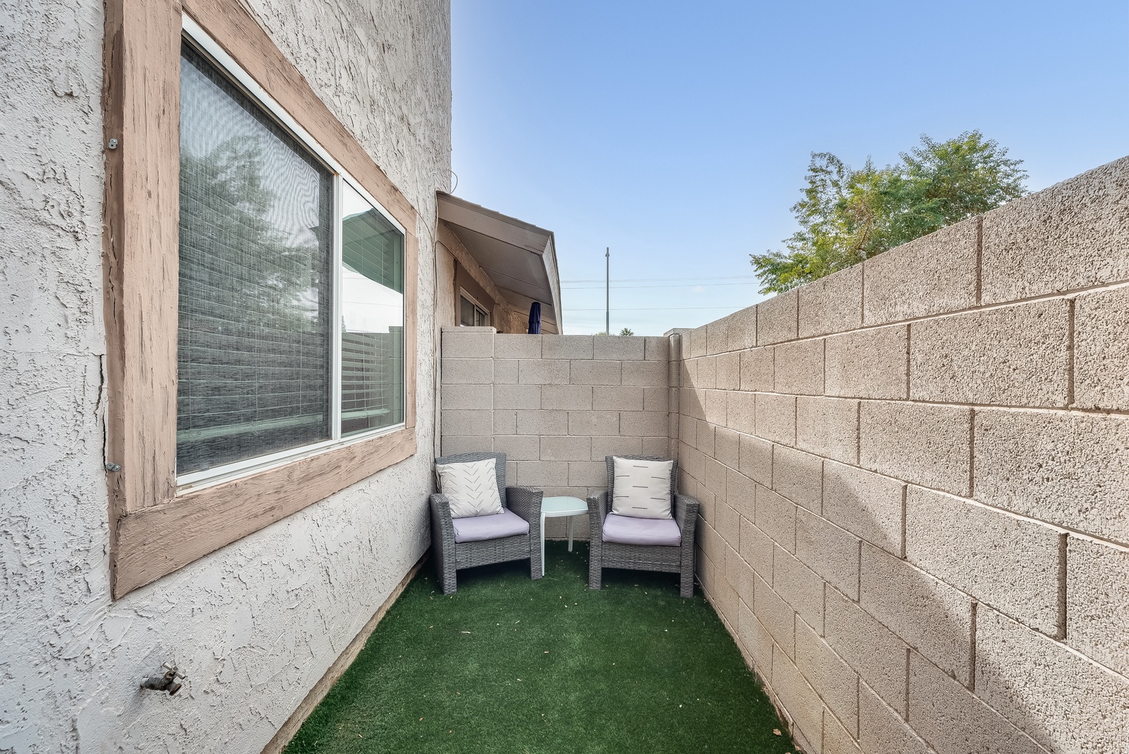 Scottsdale Vacation Rentals, Stay at the Roosevelt - More chairs and coffee table to sip your coffee in the am