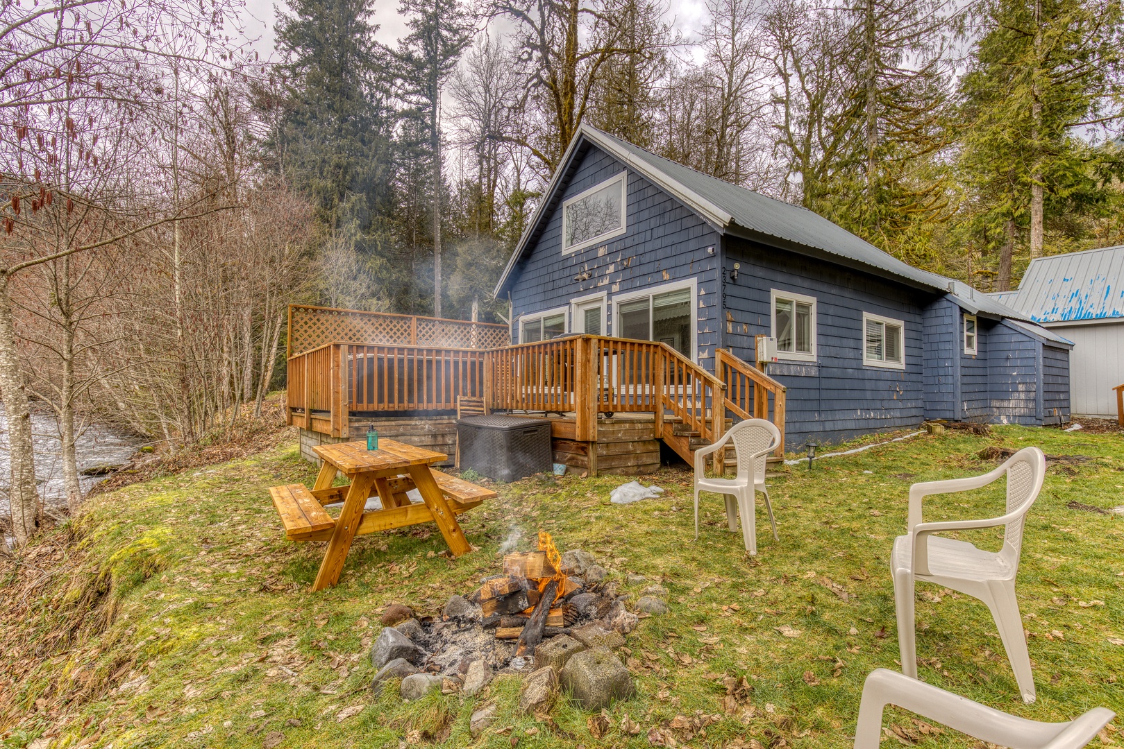 Rhododendron Vacation Rentals, Riverbend Cabin #2 - An unforgettable getaway in the picturesque mountain and forest landscapes of the Pacific Northwest