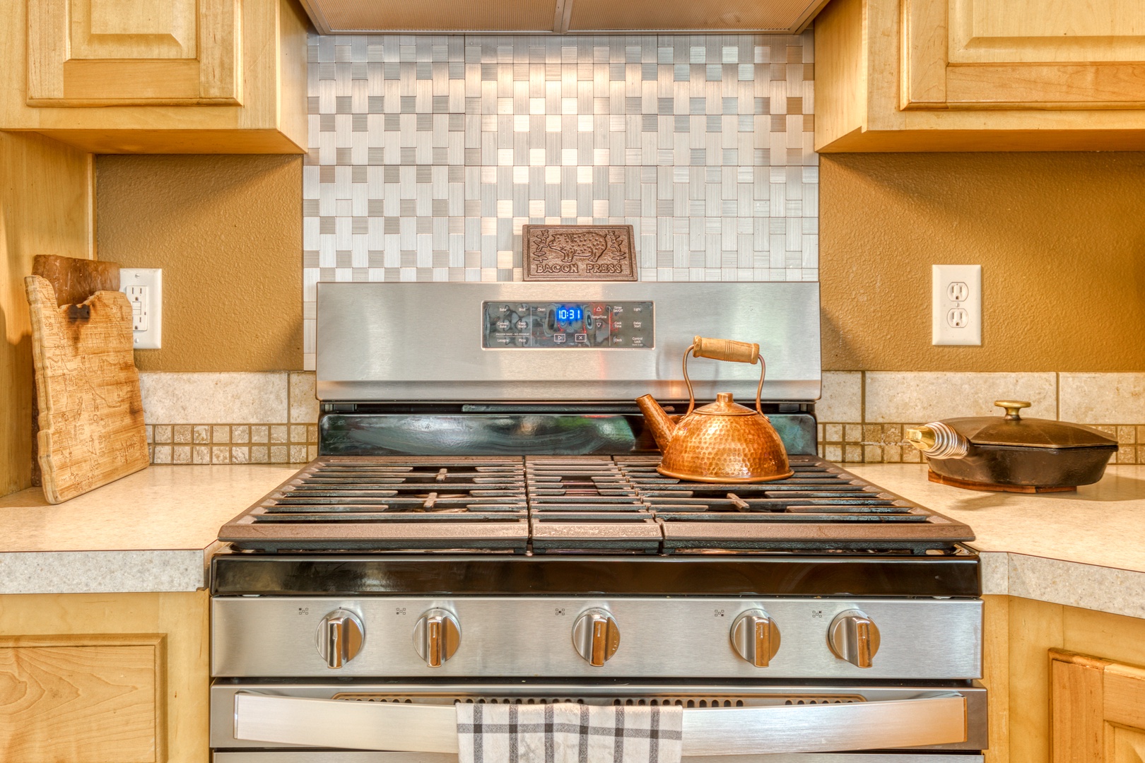 Clackamas Vacation Rentals, Duck Crossing - Fire up a meal or prepare nighttime tea