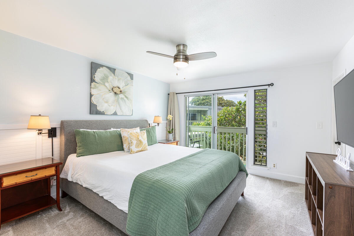 Princeville Vacation Rentals, Hale Hana Mana’o - Enjoy restful nights in this calming bedroom with a California King and soothing natural light.