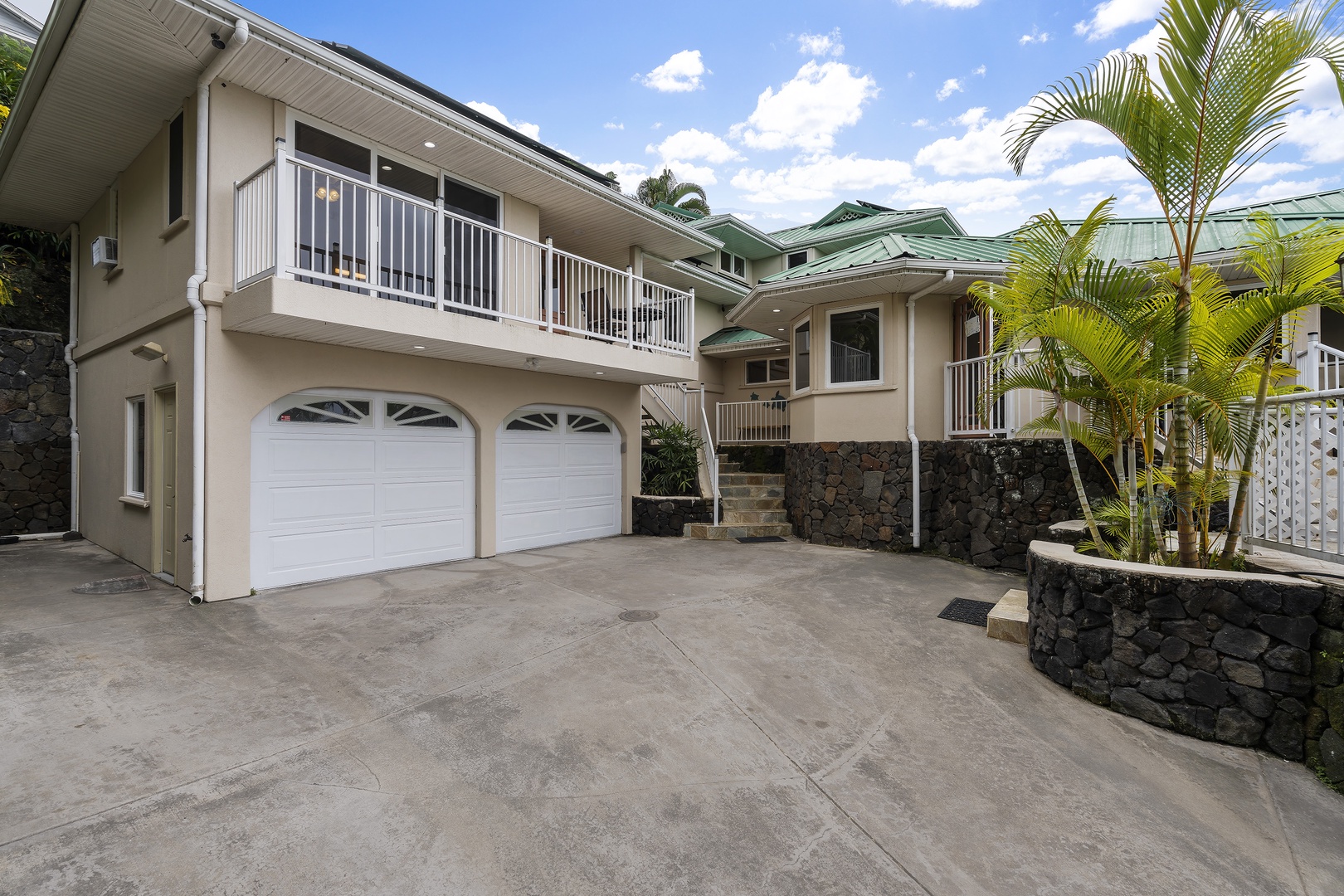 Kailua-Kona Vacation Rentals, Honu Hale - Exterior showing the garage access
