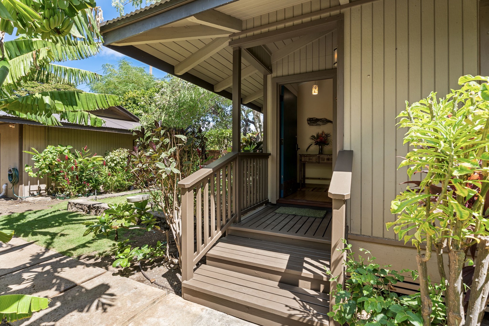 Kamuela Vacation Rentals, Island Time Retreat - A planted path leads back to one of the Ohana.