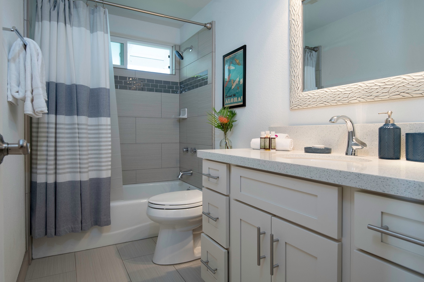 Honolulu Vacation Rentals, Holoholo Hale - Shared bath for bedrooms two and three with a shower and bath tub.