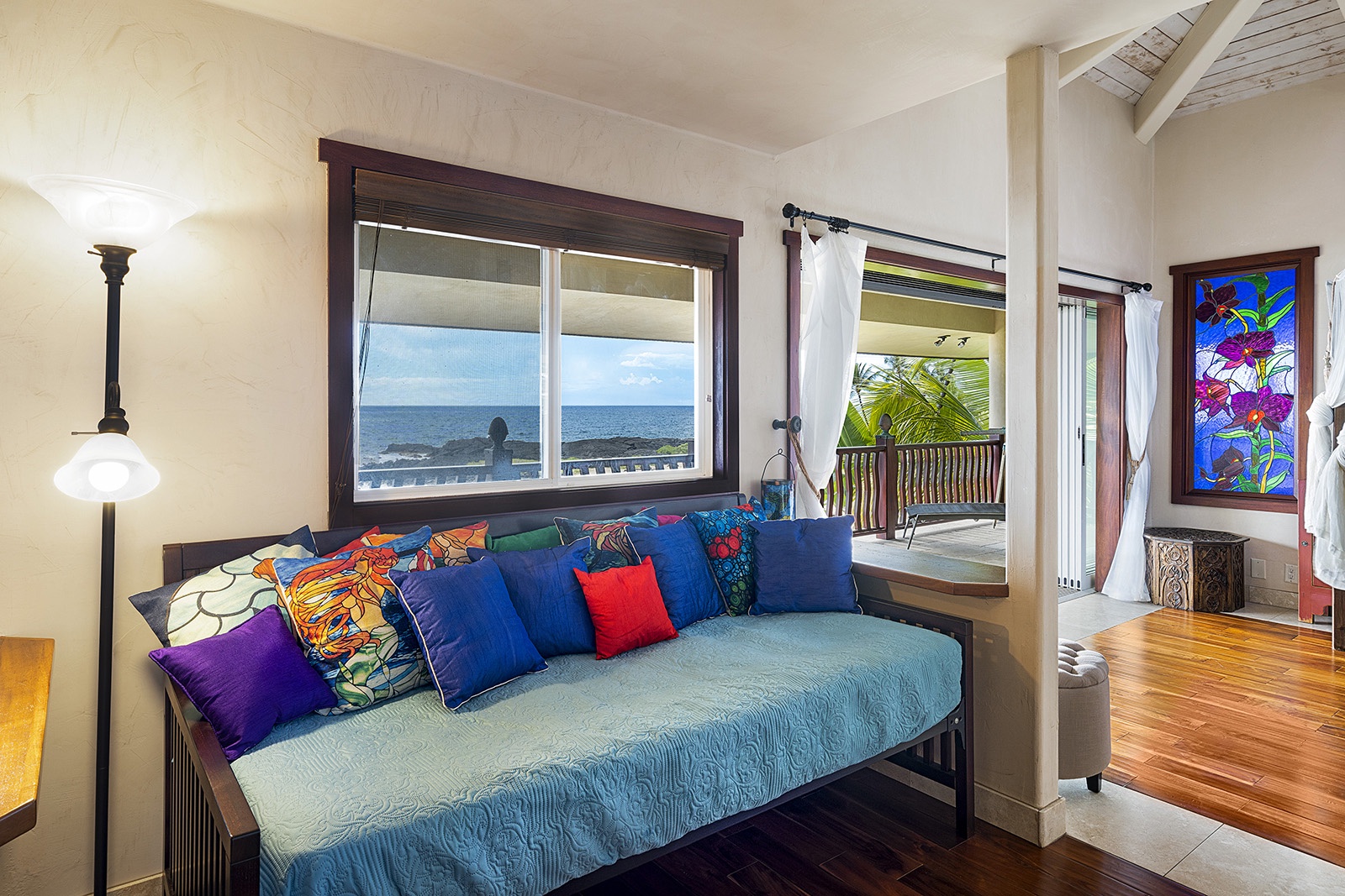 Kailua Kona Vacation Rentals, Mermaid Cove - Twin day bed in the primary bedroom