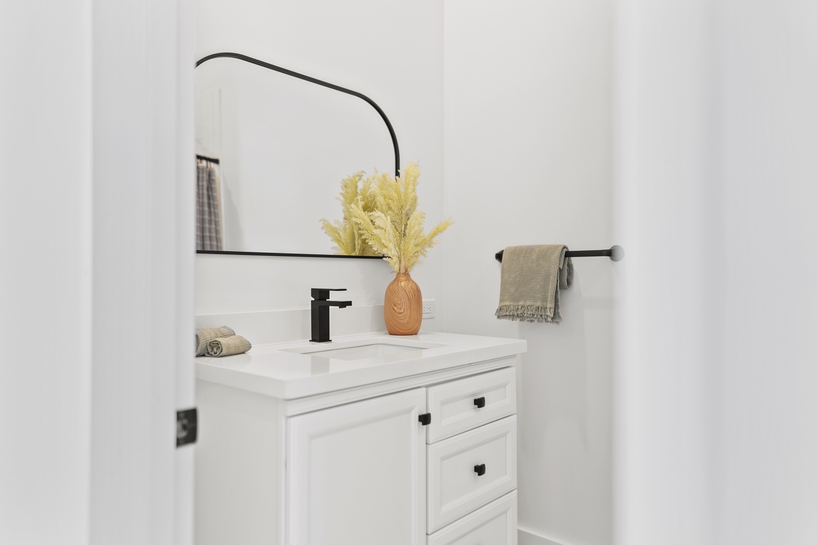 Haleiwa Vacation Rentals, Villa Bianca - The chic vanity with single sink.