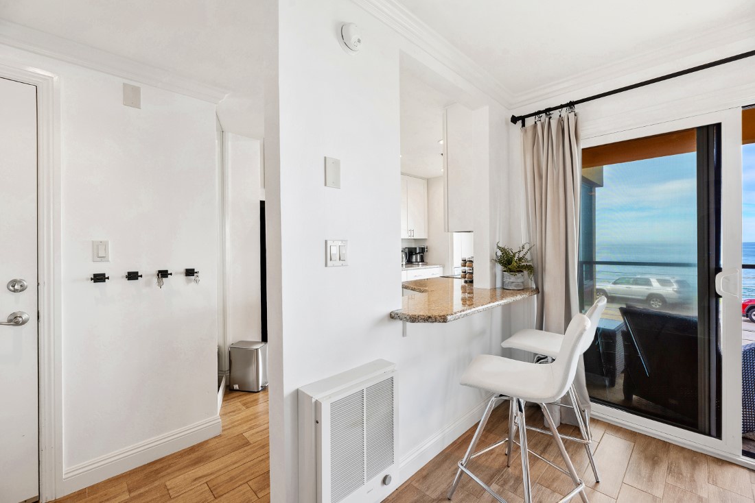 La Jolla Vacation Rentals, Oceanfront La Jolla Cove Condo - Kitchen bar